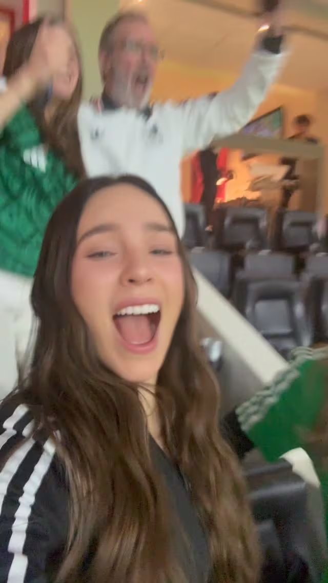 Belinda, cantante mexicana, celebra un gol de México ante Ecuador en el Mundial 2026, junto a otros aficionados en las gradas de un estadio. (Instagram: Belinda)
