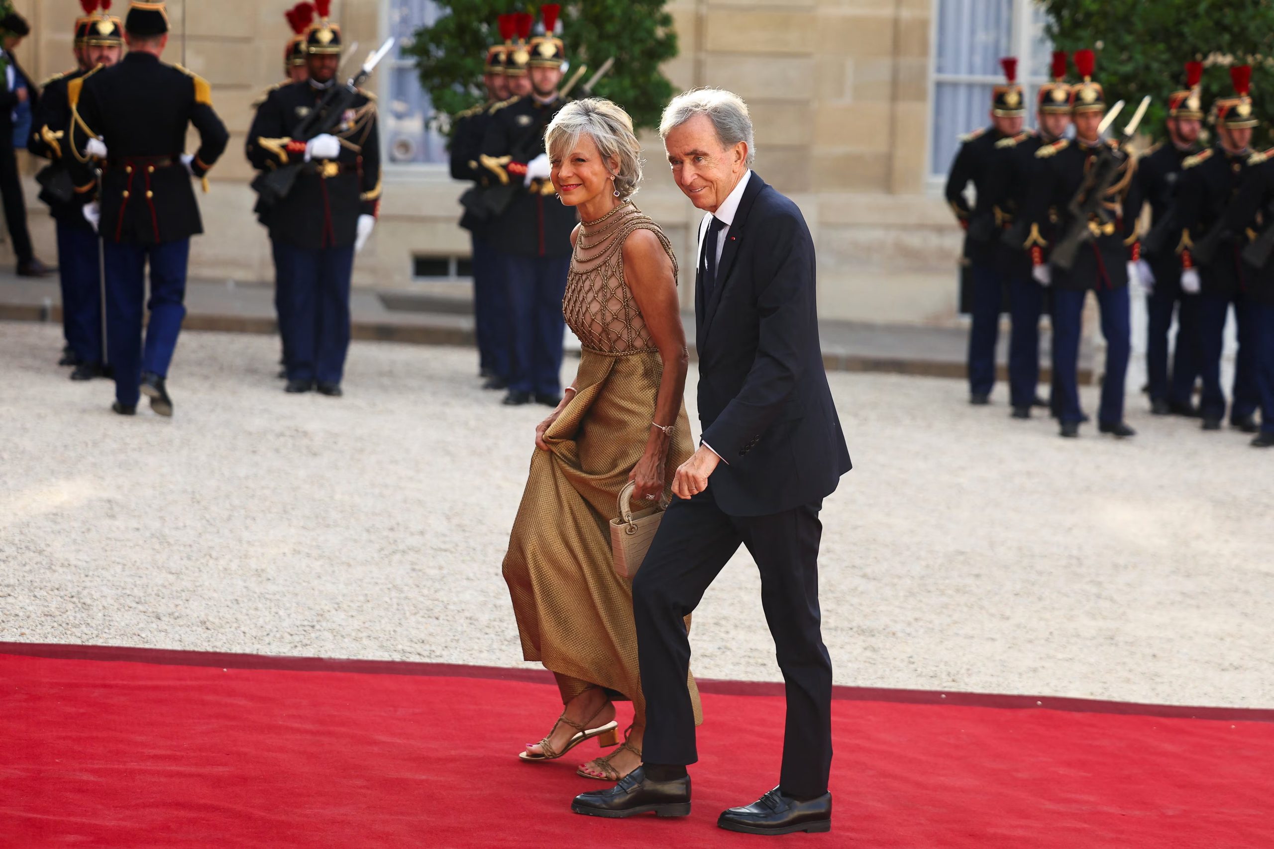 Bernard Arnault, presidente y CEO de LVMH, junto a su esposa Hélène Mercier-Arnault, llegan a una cena de Estado ofrecida por el presidente francés Emmanuel Macron en el Palacio del Elíseo, en París (REUTERS/Abdul Saboor)