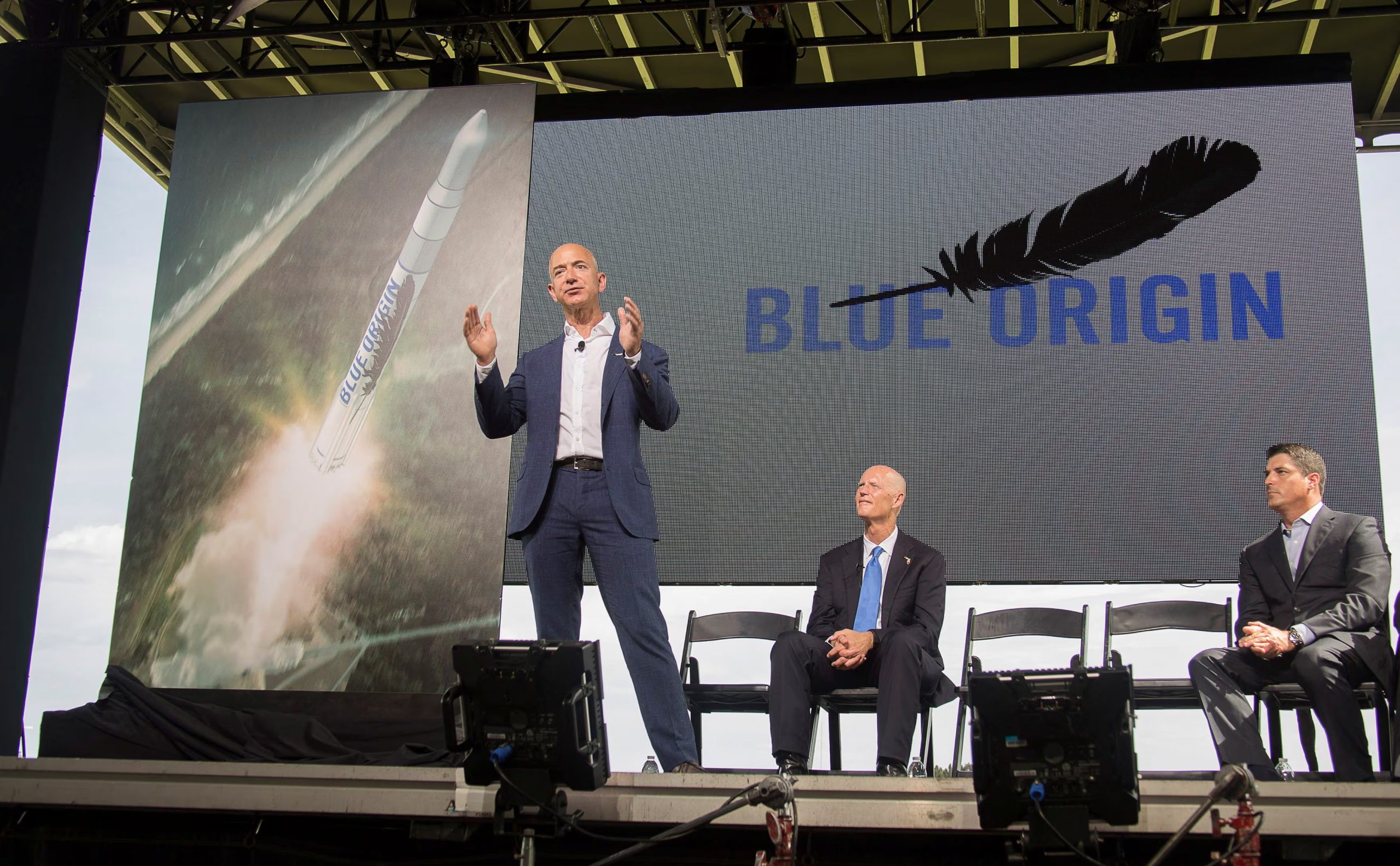 Jeff Bezos lidera el avance tecnológico de Amazon con el despliegue de cientos de satélites para su red de banda ancha Leo. (Reuters)