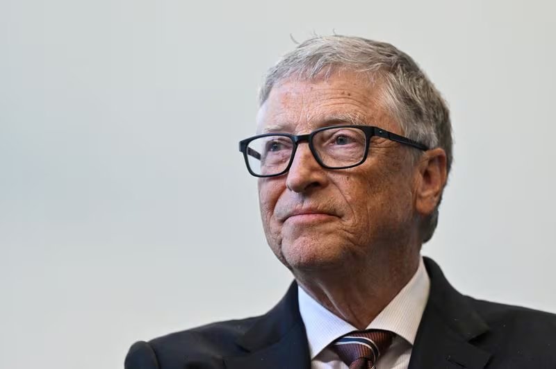 Bill Gates vinculó el uso de IA y robótica con avances contra enfermedades, cultivos resistentes y soluciones energéticas limpias.(Justin Tallis//Pool vía REUTERS)