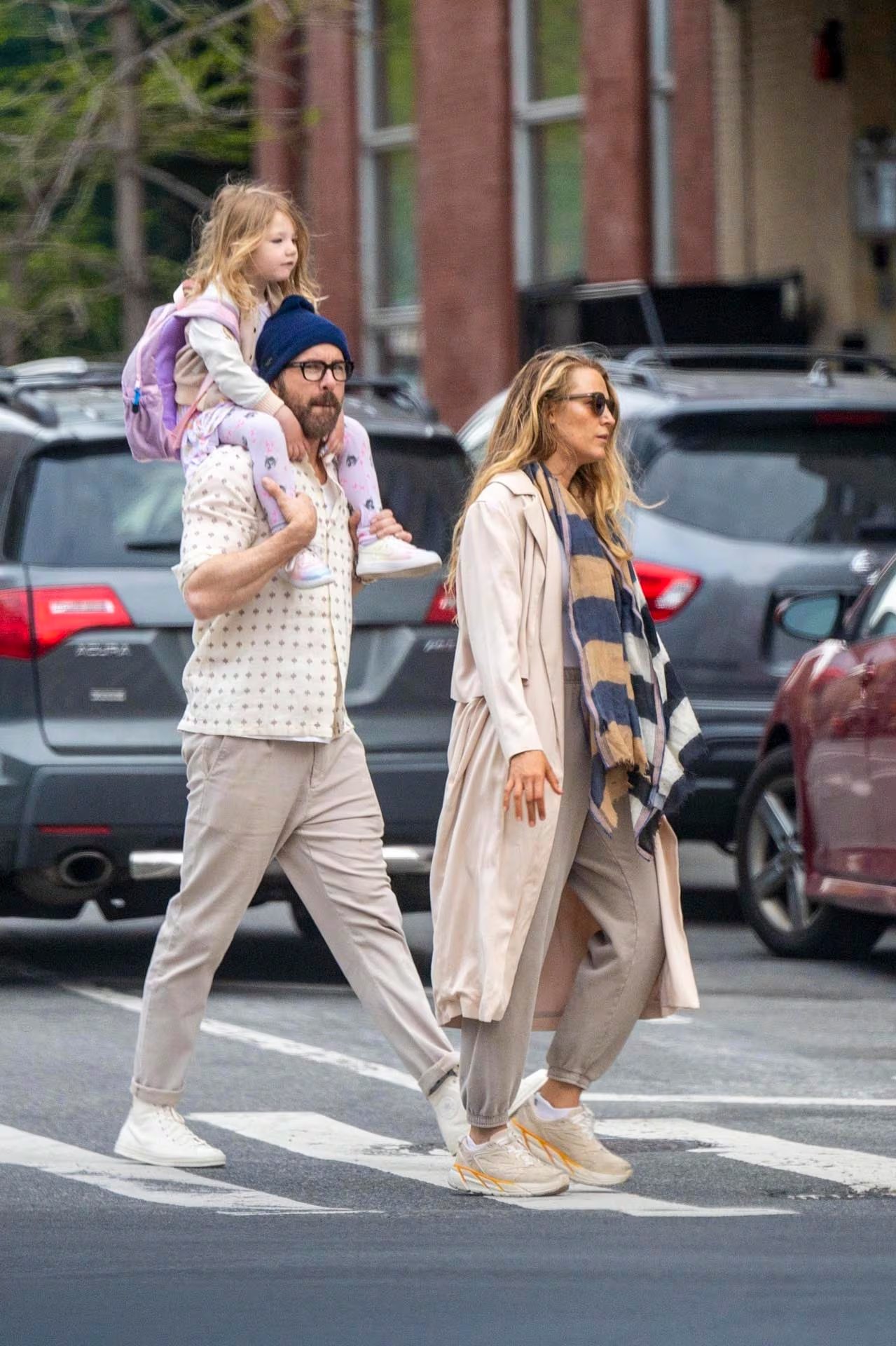 La ausencia de Blake Lively en la boda de Taylor Swift genera especial interés tomando en cuenta que la cantante es madrina de las hijas de Blake 
Photo © 2023 Backgrid/The Grosby Group

