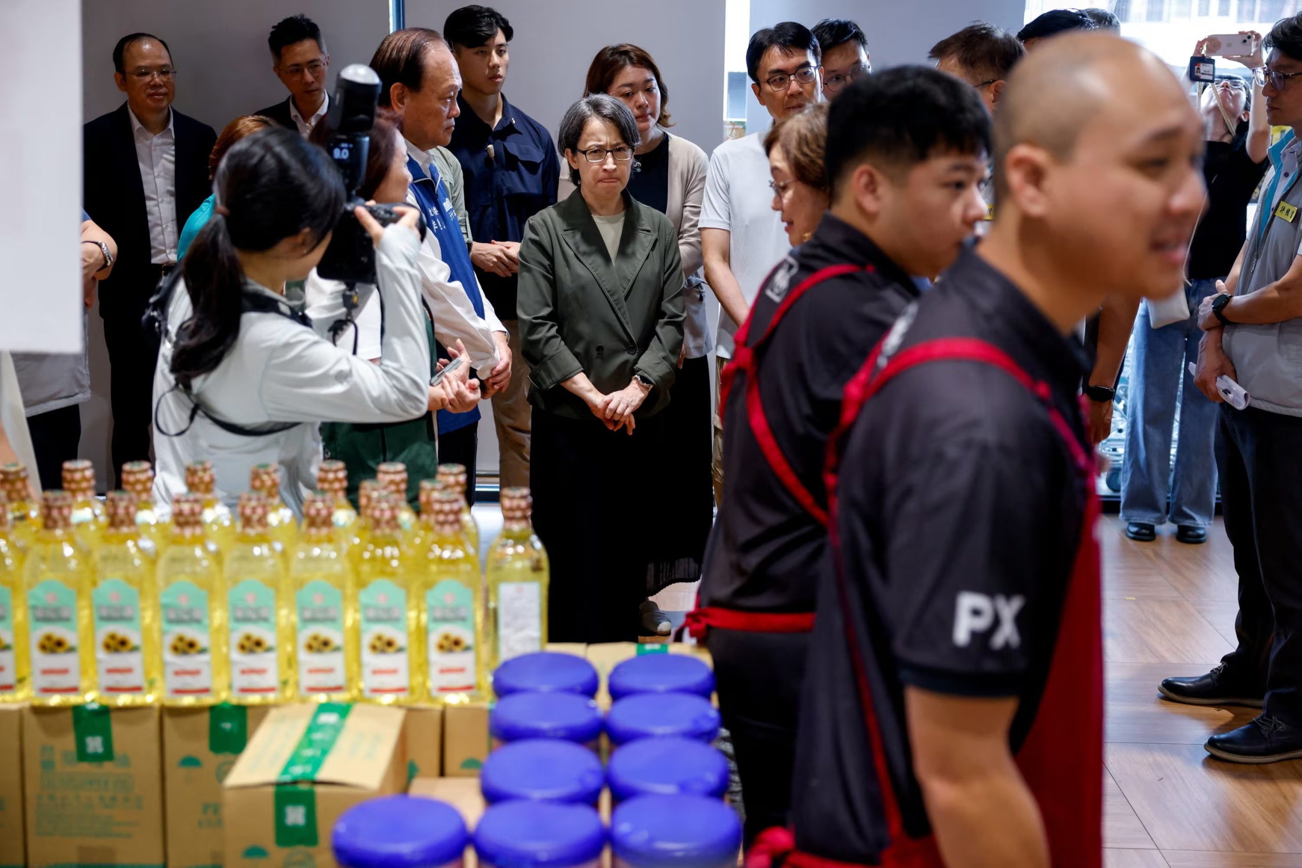 La vicepresidenta de Taiwán, Hsiao Bi-khim, observa una demostración en la que varias personas recogen arroz, aceite de cocina y leche en polvo en un supermercado durante un simulacro de resiliencia celebrado en Nantou (REUTERS/Ann Wang)