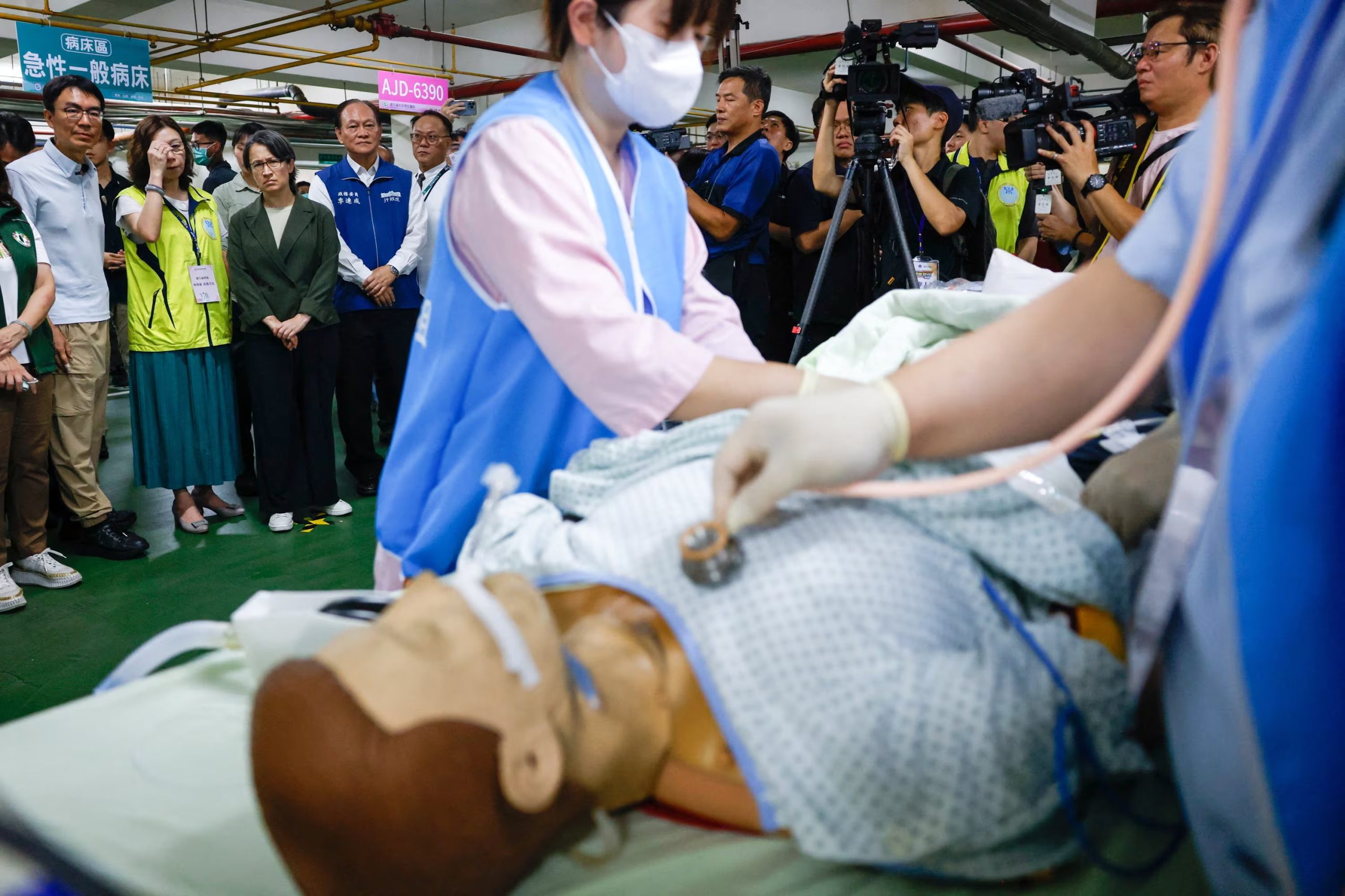 La vicepresidenta de Taiwán, Hsiao Bi-khim, observa cómo el personal sanitario atiende a un paciente simulado en un aparcamiento subterráneo convertido en una sala médica provisional durante un simulacro de resiliencia celebrado en Nantou (REUTERS/Ann Wang)