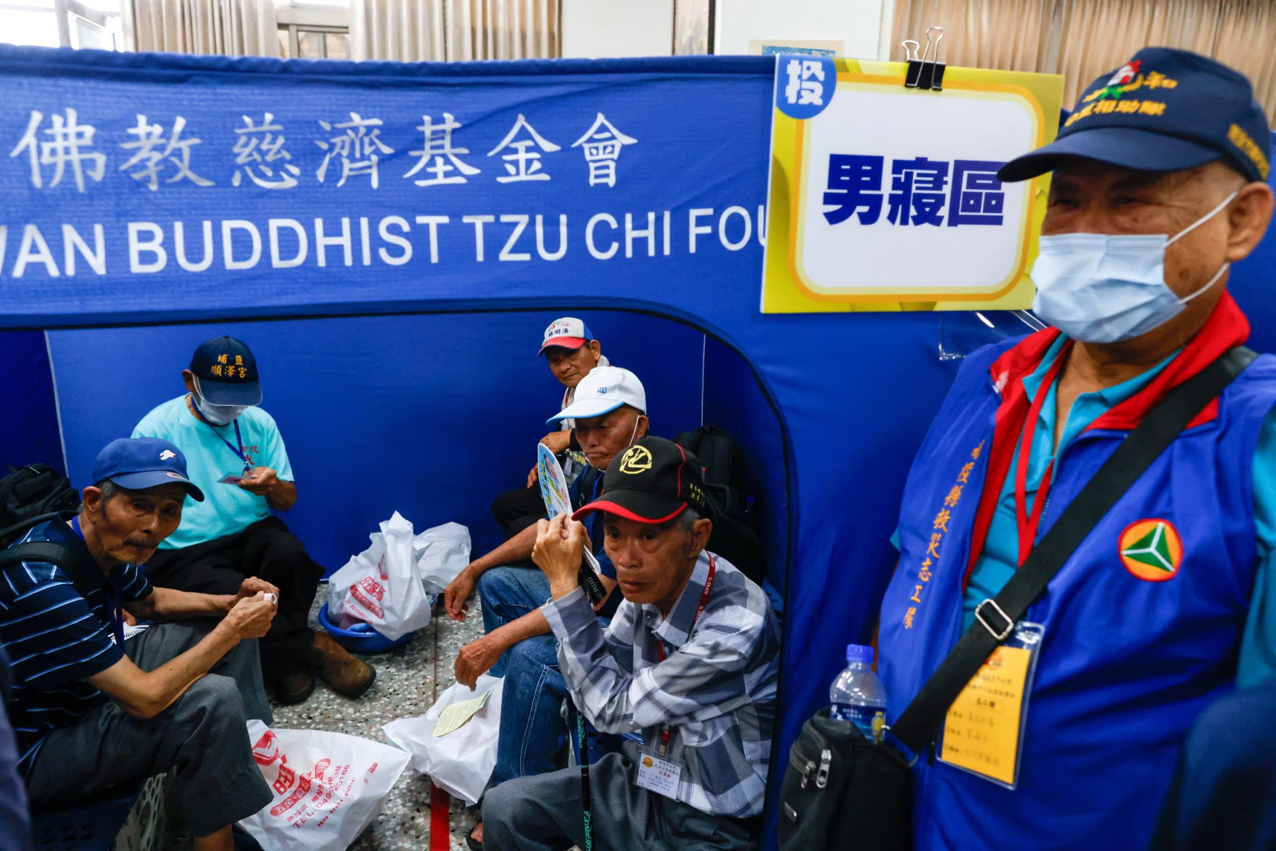 Los vecinos recogen provisiones y se instalan en un refugio temporal en un centro comunitario durante un simulacro de resiliencia en Nantou (REUTERS/Ann Wang)