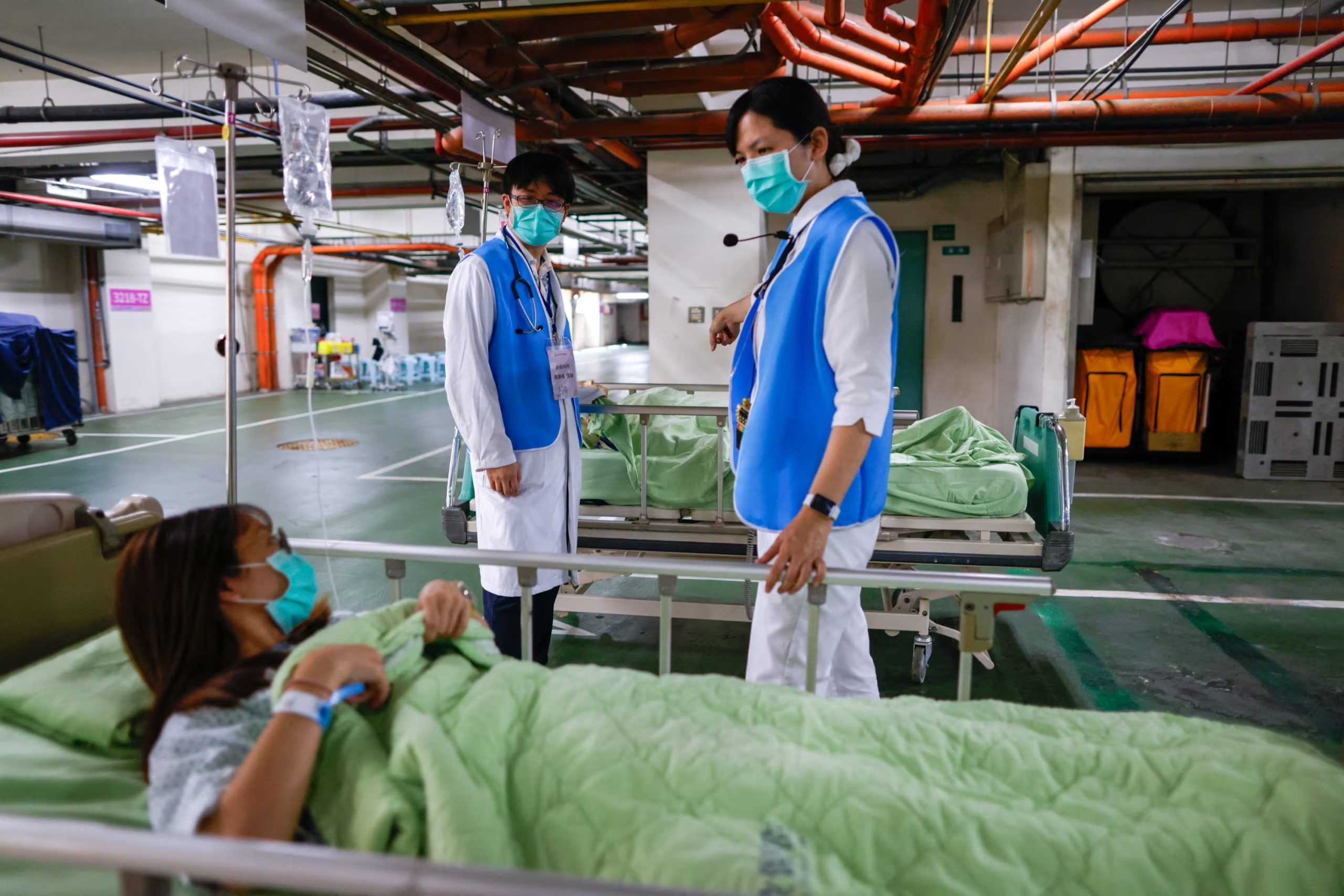El personal sanitario atiende a un paciente en un aparcamiento subterráneo convertido en una sala médica provisional durante un simulacro de resiliencia en Nantou (REUTERS/Ann Wang)