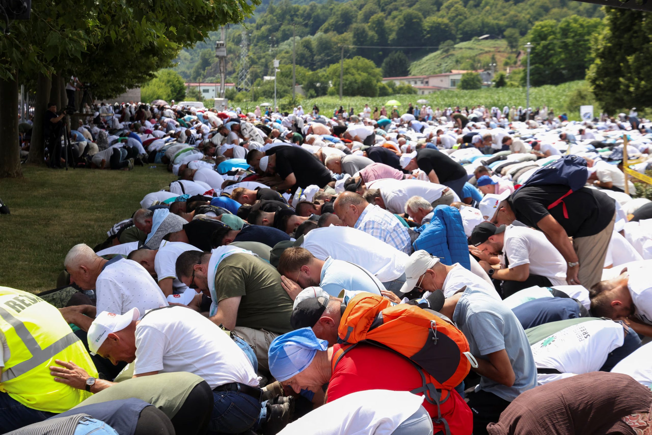 Personas rezan durante la ceremonia conmemorativa y el funeral de diez víctimas, en el marco del 31.º aniversario del genocidio de Srebrenica, en Potocari, Bosnia y Herzegovina, el 11 de julio de 2026. REUTERS/Amel Emric