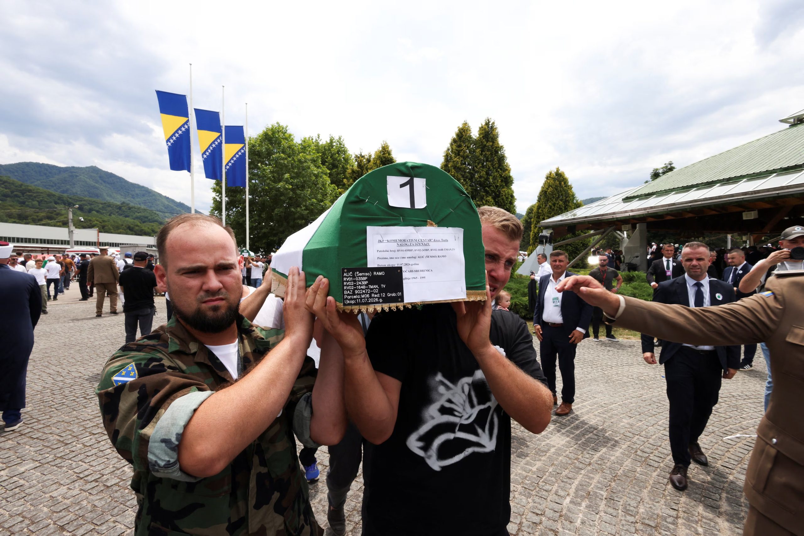 Varias personas transportan el ataúd de Ramo Alic, una de las víctimas recientemente identificadas, para su entierro, durante la ceremonia conmemorativa y el funeral de diez víctimas que marcan el 31.º aniversario del genocidio de Srebrenica en Potocari, Bosnia y Herzegovina, el 11 de julio de 2026. REUTERS/Amel Emric