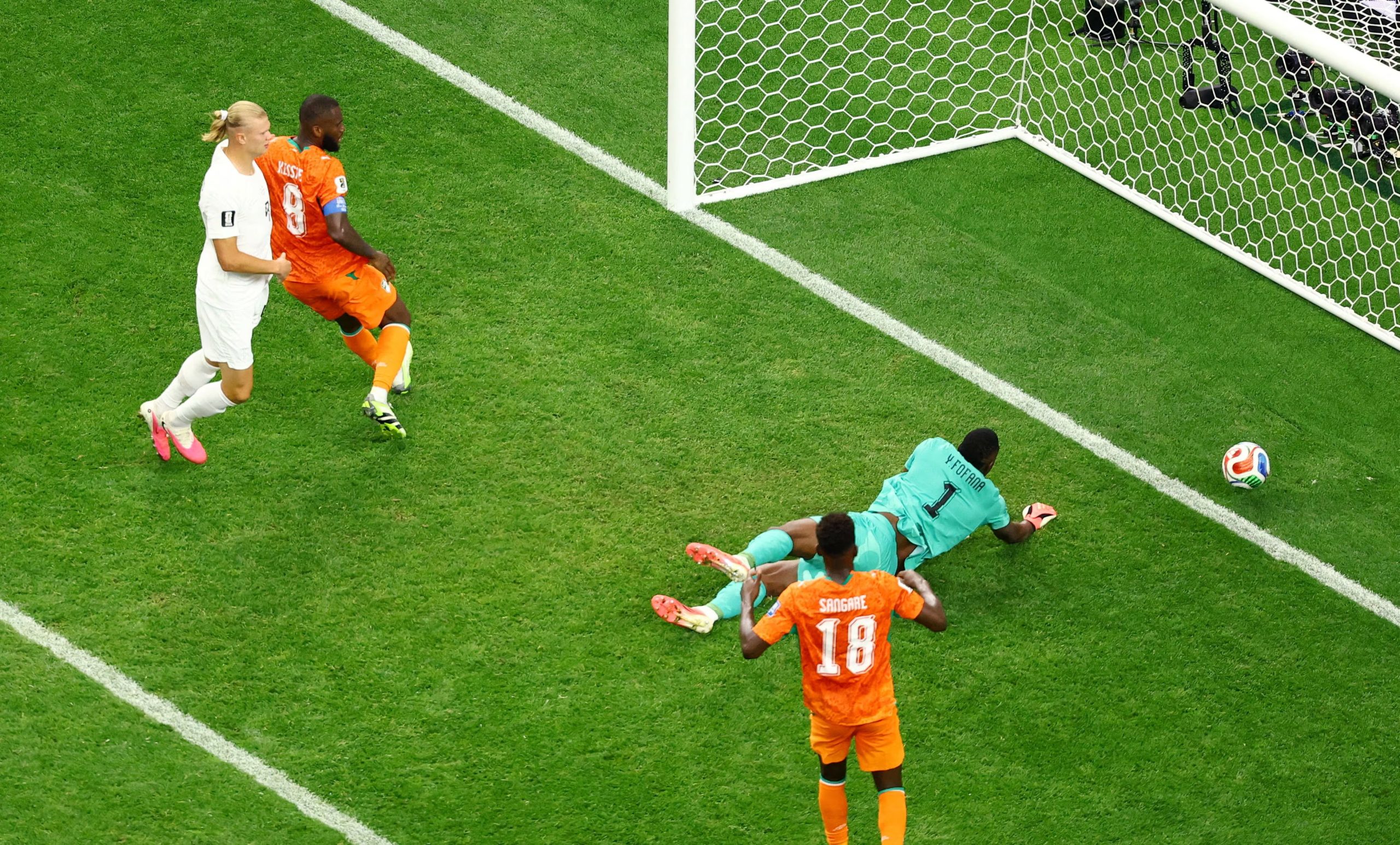 Erling Haaland y el segundo gol ante Costa de Marfil-crédito Issei Kato/REUTERS