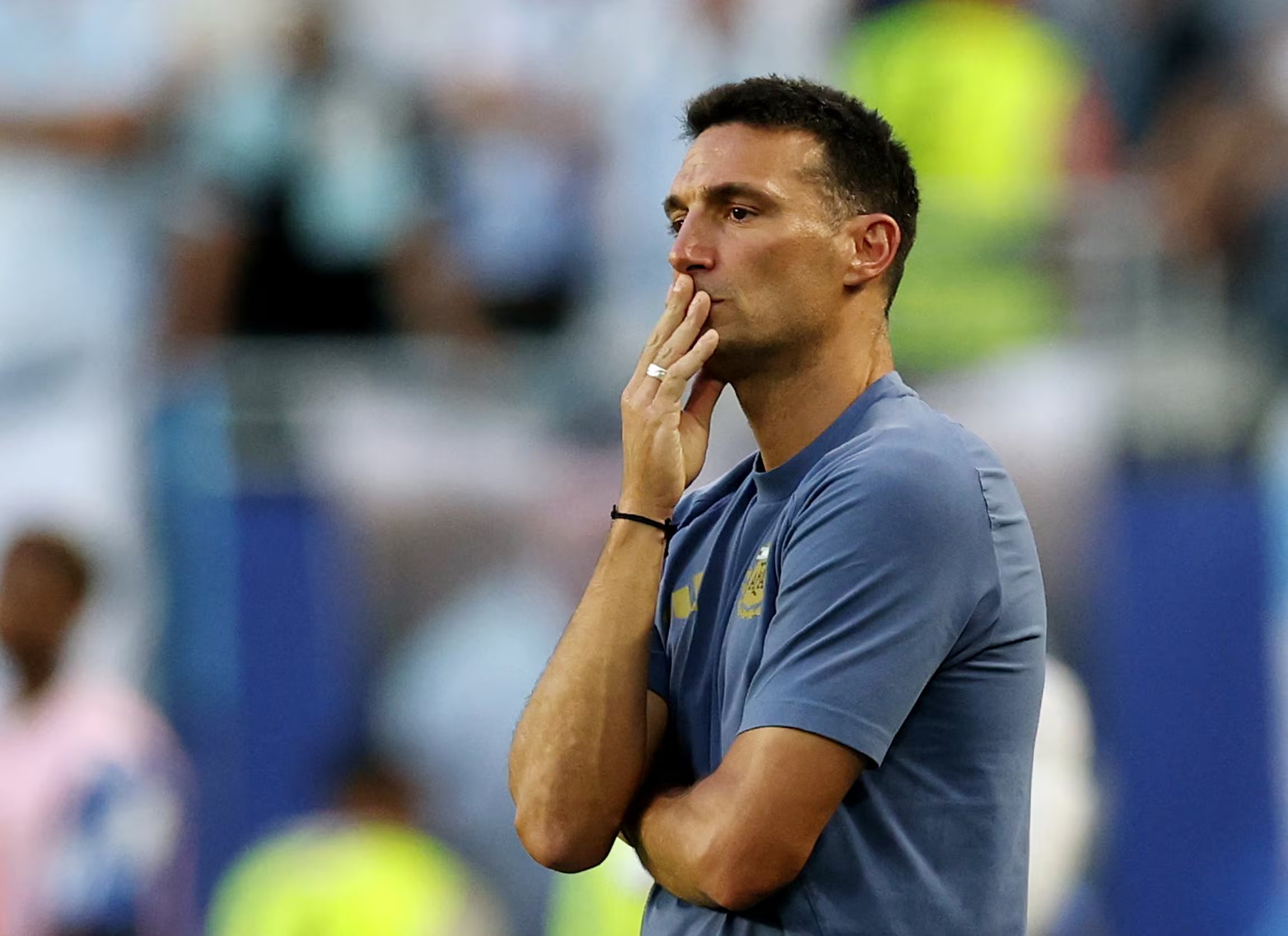 Scaloni, pensativo durante el partido contra Cabo Verde (Foto REUTERS/Paul Childs)