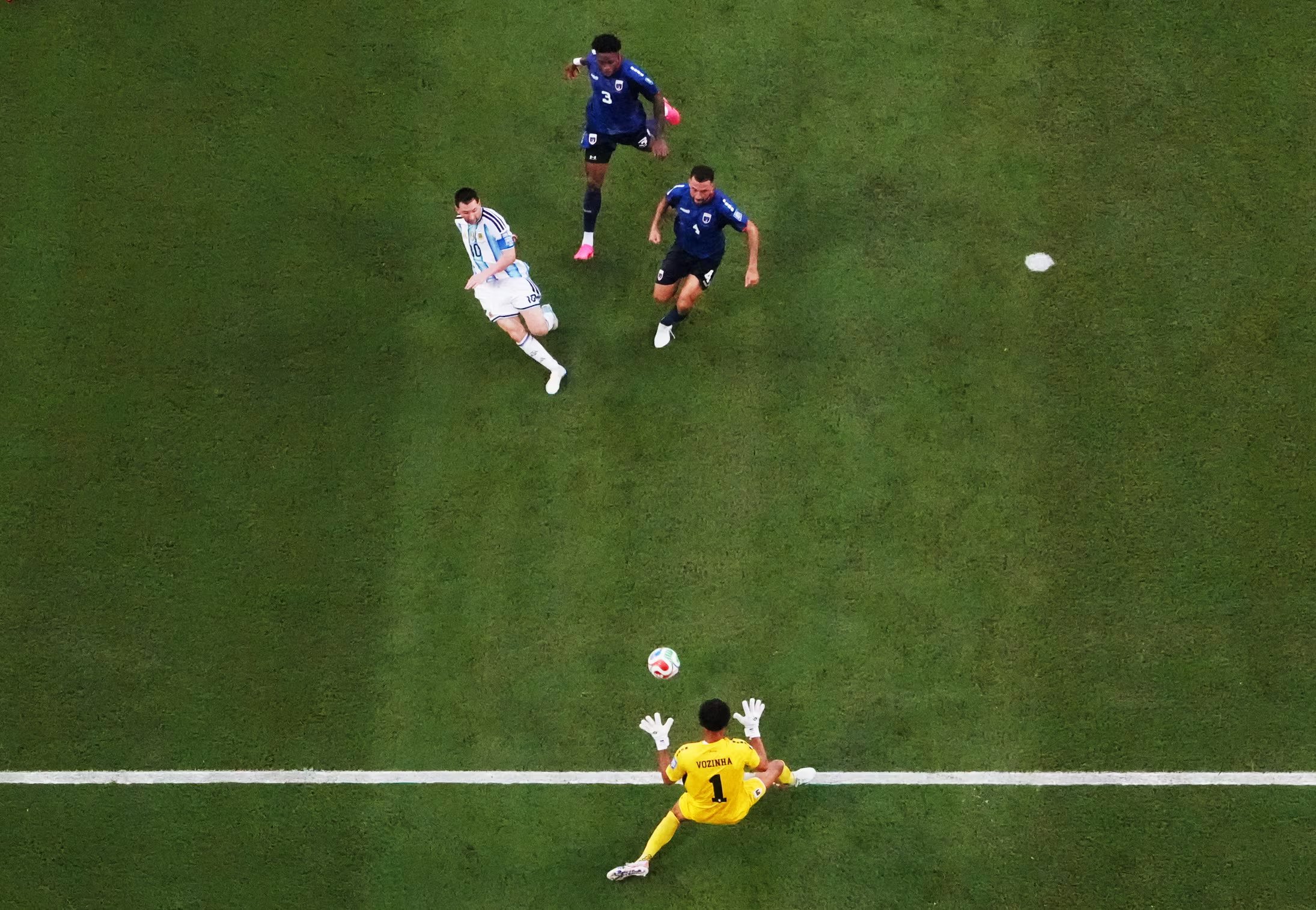 Vozinha salva un gol de Messi (REUTERS/Paul Childs)