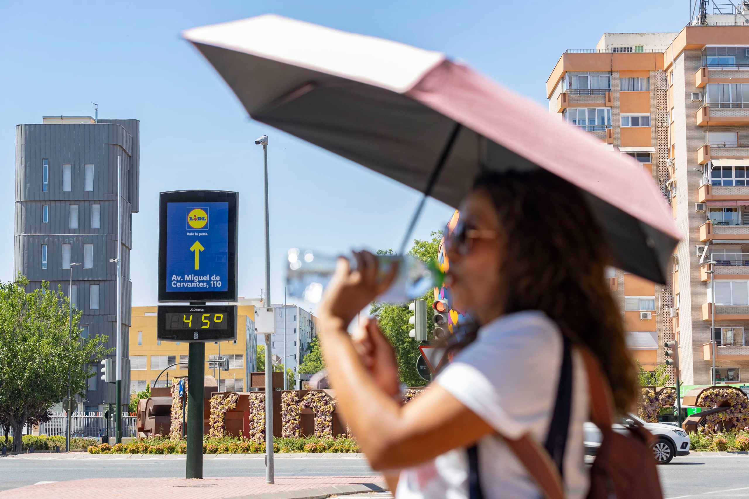 Detalle del termómetro de la Plaza de La Opinión de Murcia, este martes marca 45 grados. (Marcial Guillén/EFE)
