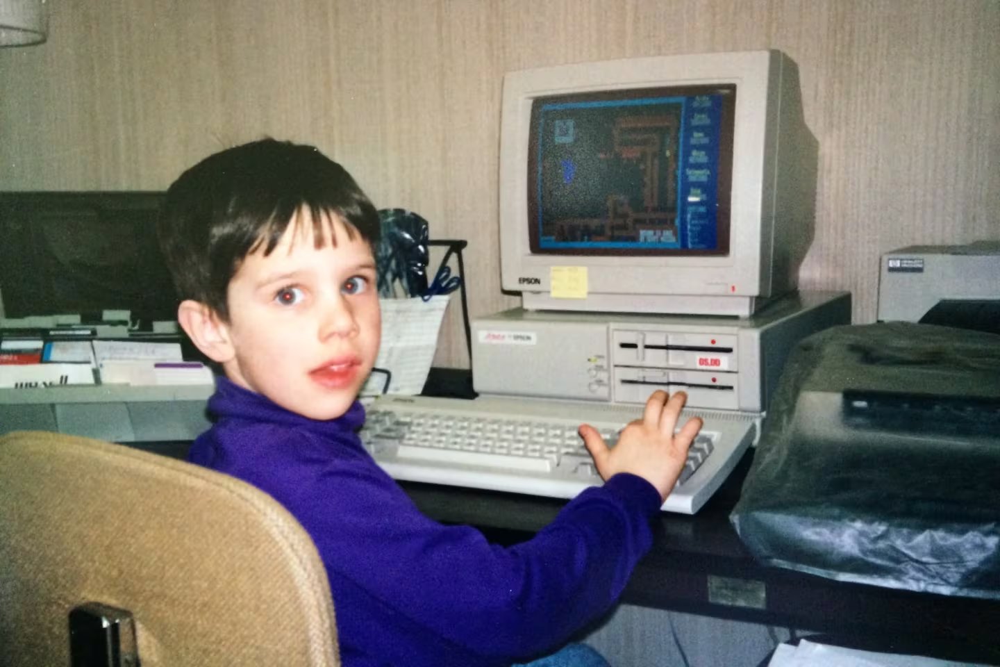 Kyle Bylin con una computadora en Adams, Dakota del Norte, en la década de 1990 (Foto familiar vía AP).