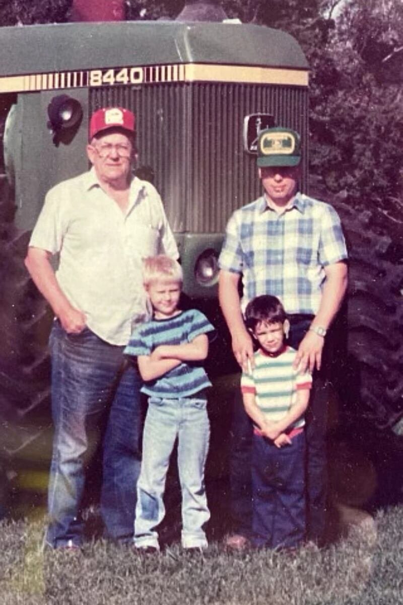 Miembros de la familia de Kyle Bylin en Adams, Dakota del Norte, en la década de 1990. De izquierda a derecha: Bud Bylin, Darren Bylin, Kyle Bylin y Keith Bylin (Foto familiar vía AP).
