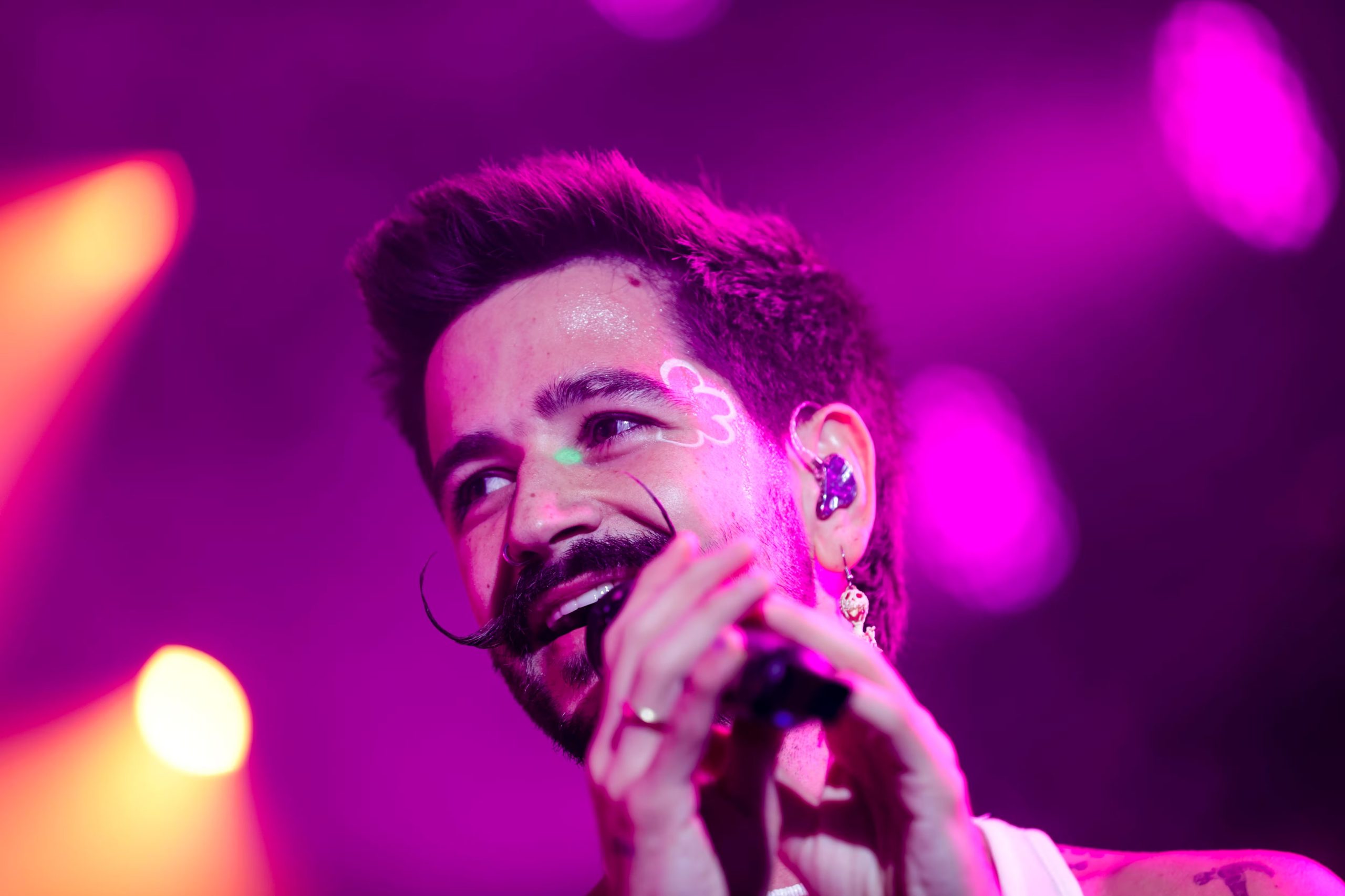 El artista colombiano Camilo durante un reciente concierto ofrecido en España. EFE/Cabalar