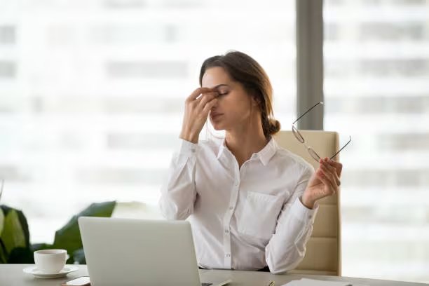 Factores como la contaminación y la exposición a pantallas contribuyen al aumento del síndrome de ojo seco - crédito iStock