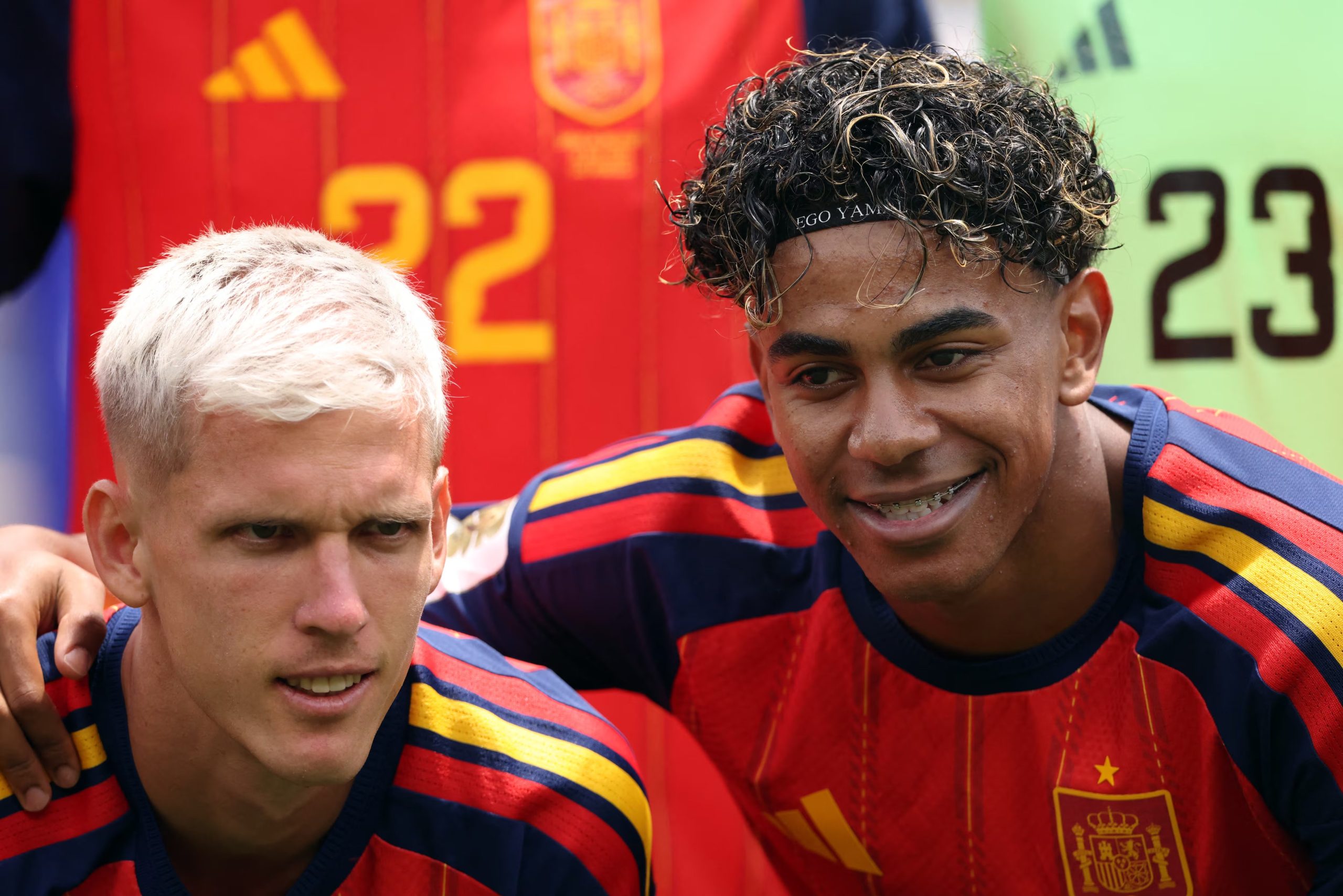 Lamine Yamal y Dani Olmo antes de un partido (Reuters/Kiyoshi Mio)
