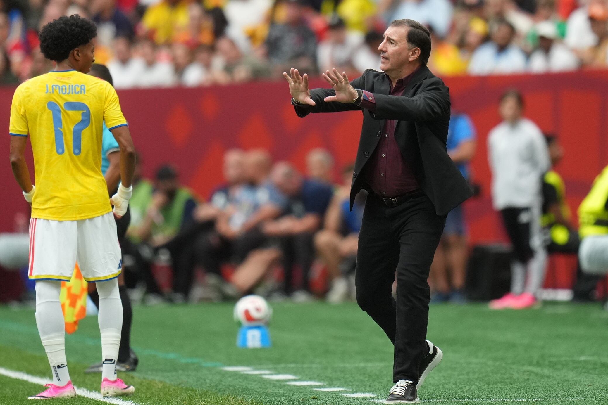El entrenador de Colombia, Néstor Lorenzo, gesticula durante el partido de octavos de final del Mundial 2026 entre Suiza y Colombia en Vancouver (Canadá) - crédito EFE