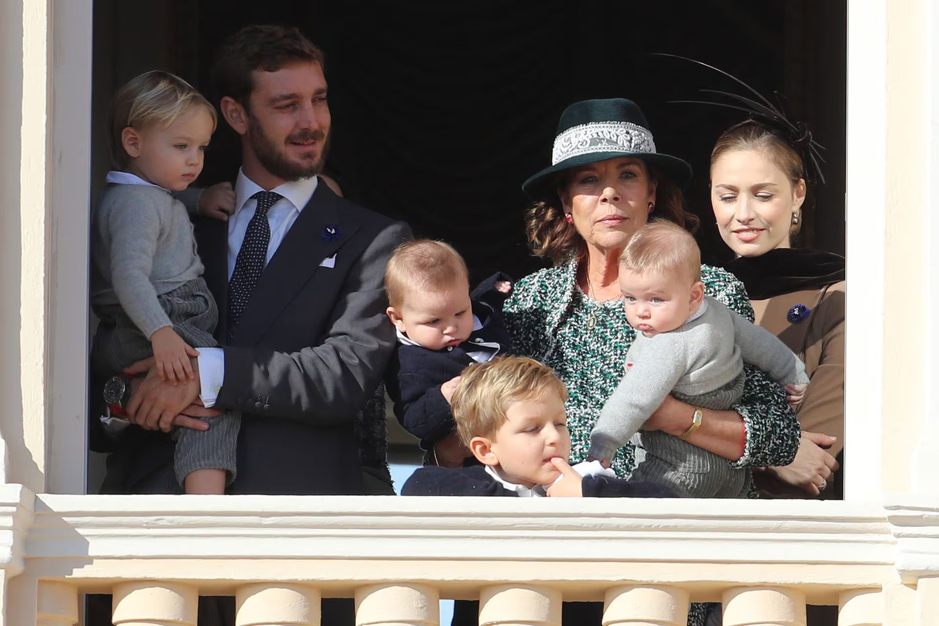 Con su hijo Pierre Casiraghi, su nuera Beatrice Borromeo y algunos de sus nietos en el balcón del Palacio de Mónaco durante la fiesta nacional del Principado, en 2018 (Photo by VALERY HACHE / AFP)
