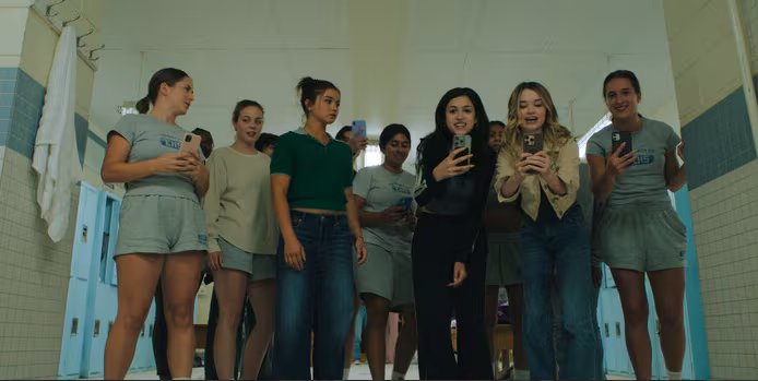 Las redes sociales y el bullying viral serán parte central de esta nueva adaptación. (Prime Video)