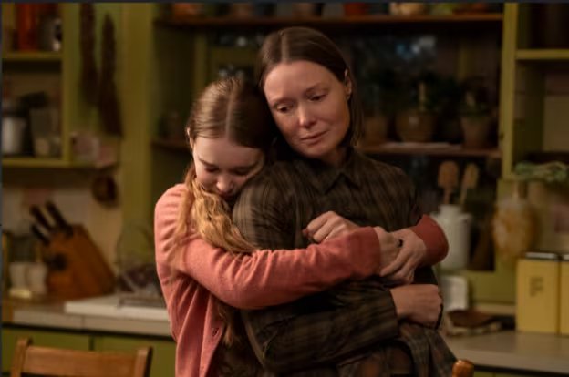 Samantha Sloyan interpreta a Margaret White, la estricta madre de Carrie. (Prime Video)
