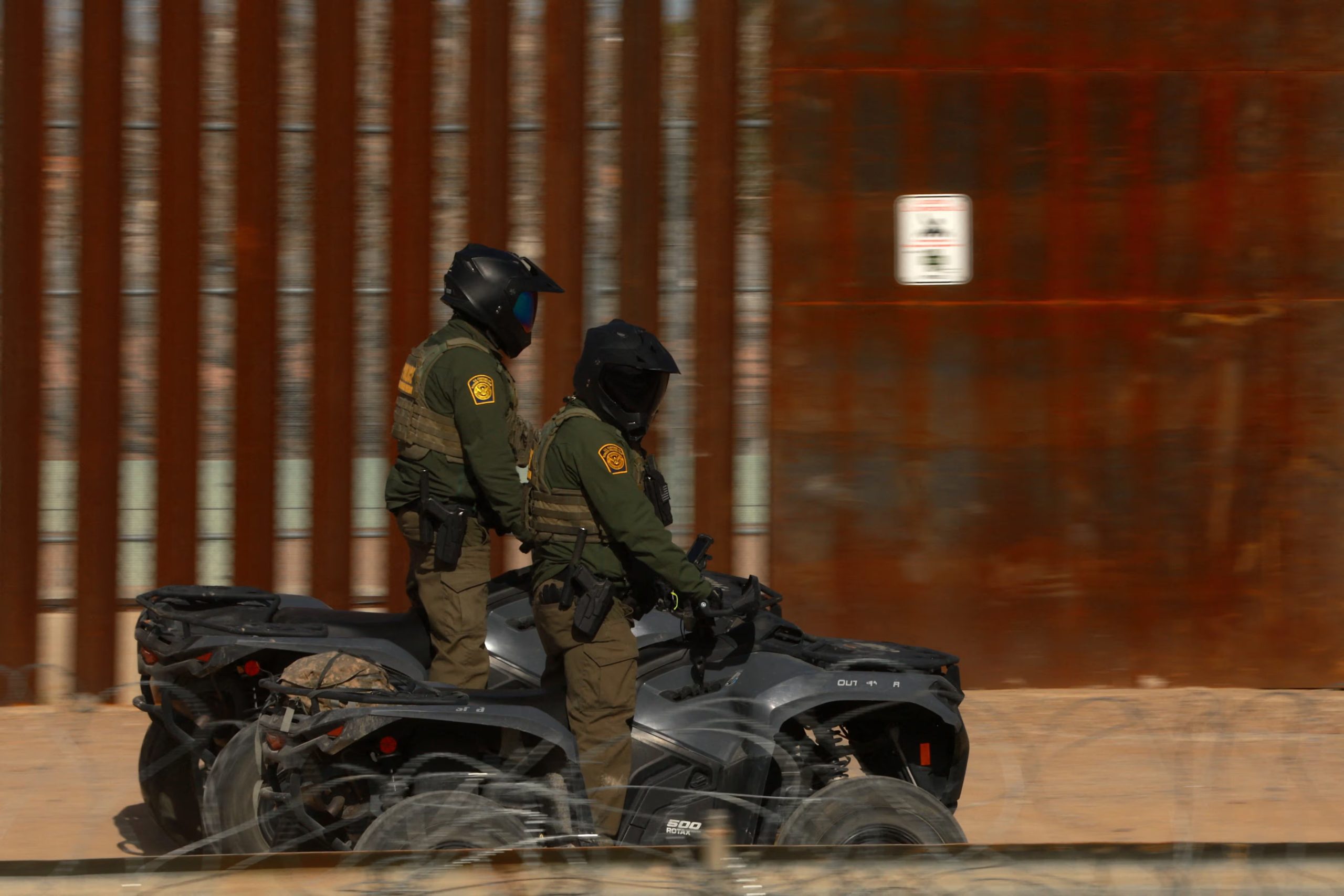 El funcionario estadounidense Stephen Miller reconoció a elementos que participan en las labores de vigilancia y seguridad de la frontera con México. REUTERS/José Luis González