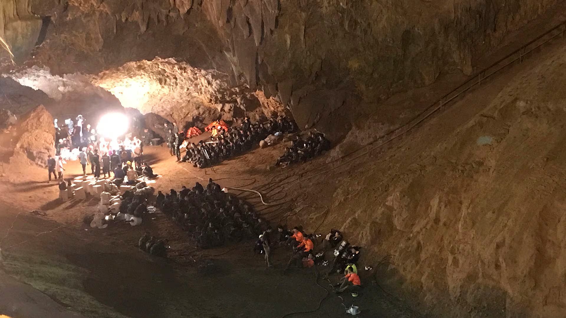 Los chicos rescatados de la cueva Tham Luang fueron internados en el hospital de Chiang Rai en aislamiento, controles por infección y adaptación gradual a la luz (AP Photo/Tassanee Vejpongsa)