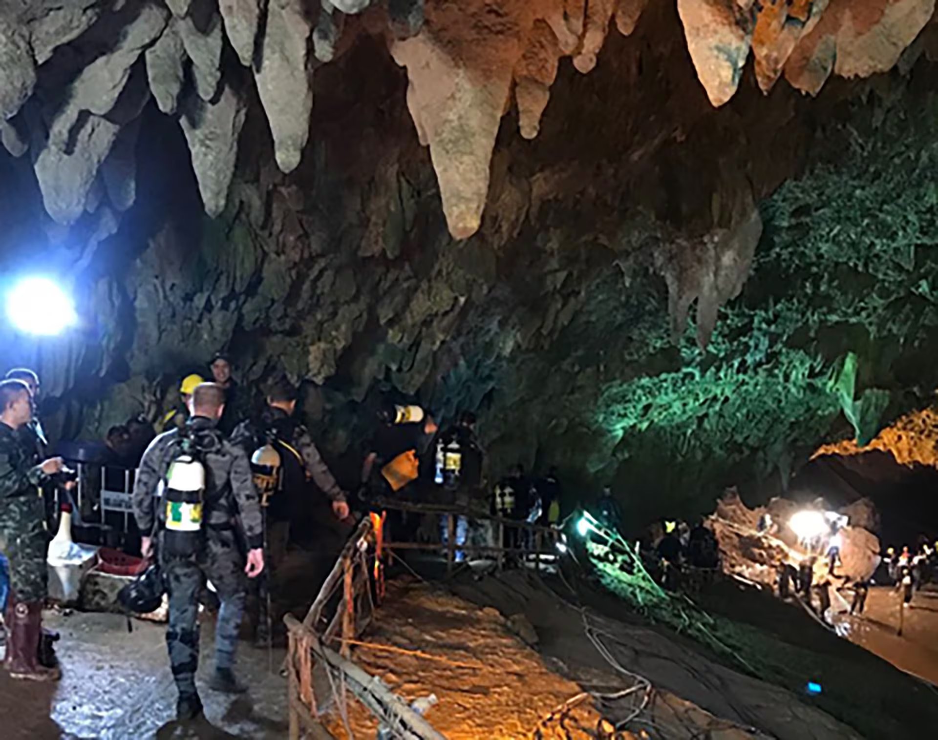 Los Navy SEALs tailandeses y buzos internacionales enfrentaron agua turbia, corriente fuerte y pasajes angostos en la búsqueda dentro de la cueva de Tailandia