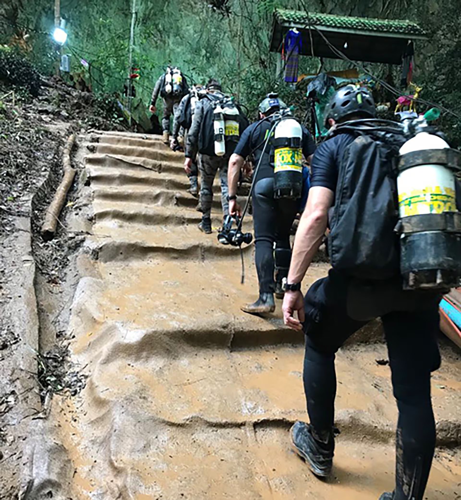 Rescatistas encontraron con vida a los 12 chicos y a su entrenador el 2 de julio de 2018, nueve días después de su desaparición en Tham Luang
