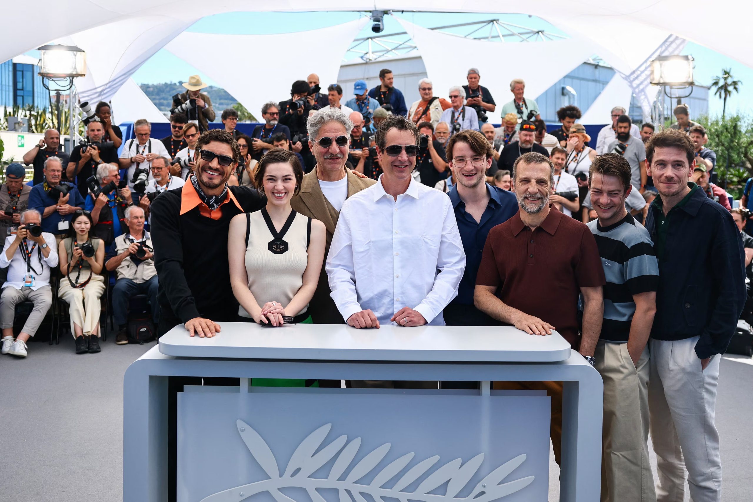 La primera parte de la película sobre De Gaulle se estrenó en Cannes. En la foto: el director Antonin Baudry (de camisa blanca) y varios de los miembros del elenco