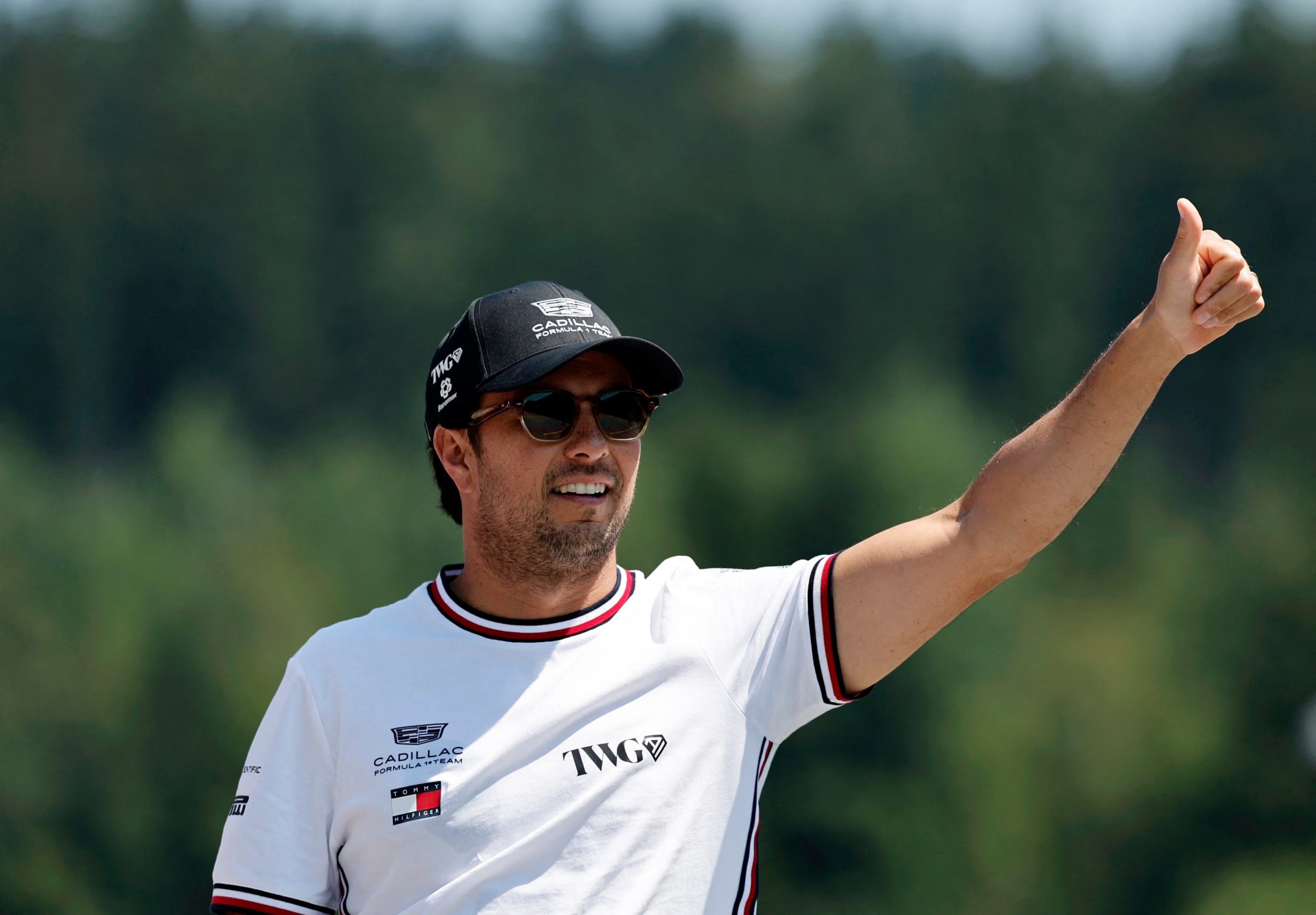 Checo Pérez levanta el pulgar. REUTERS/Lisa Leutner