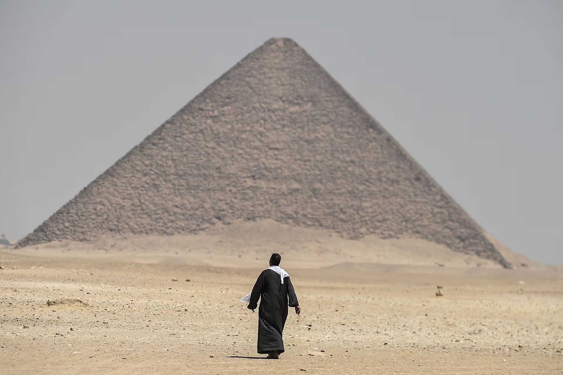 La investigación en Dahshur reabrió el debate de la arqueología egipcia sobre si las armas en tumbas femeninas de élite eran objetos simbólicos o de uso real./Archivo/ Mohamed el-Shahed / AFP
