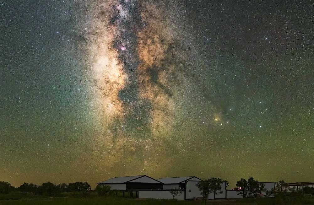 Bray Falls impulsó en Texas un proyecto de alojamiento de telescopios que permite la observación astronómica remota desde cualquier parte del mundo (Observatorios Starfront)