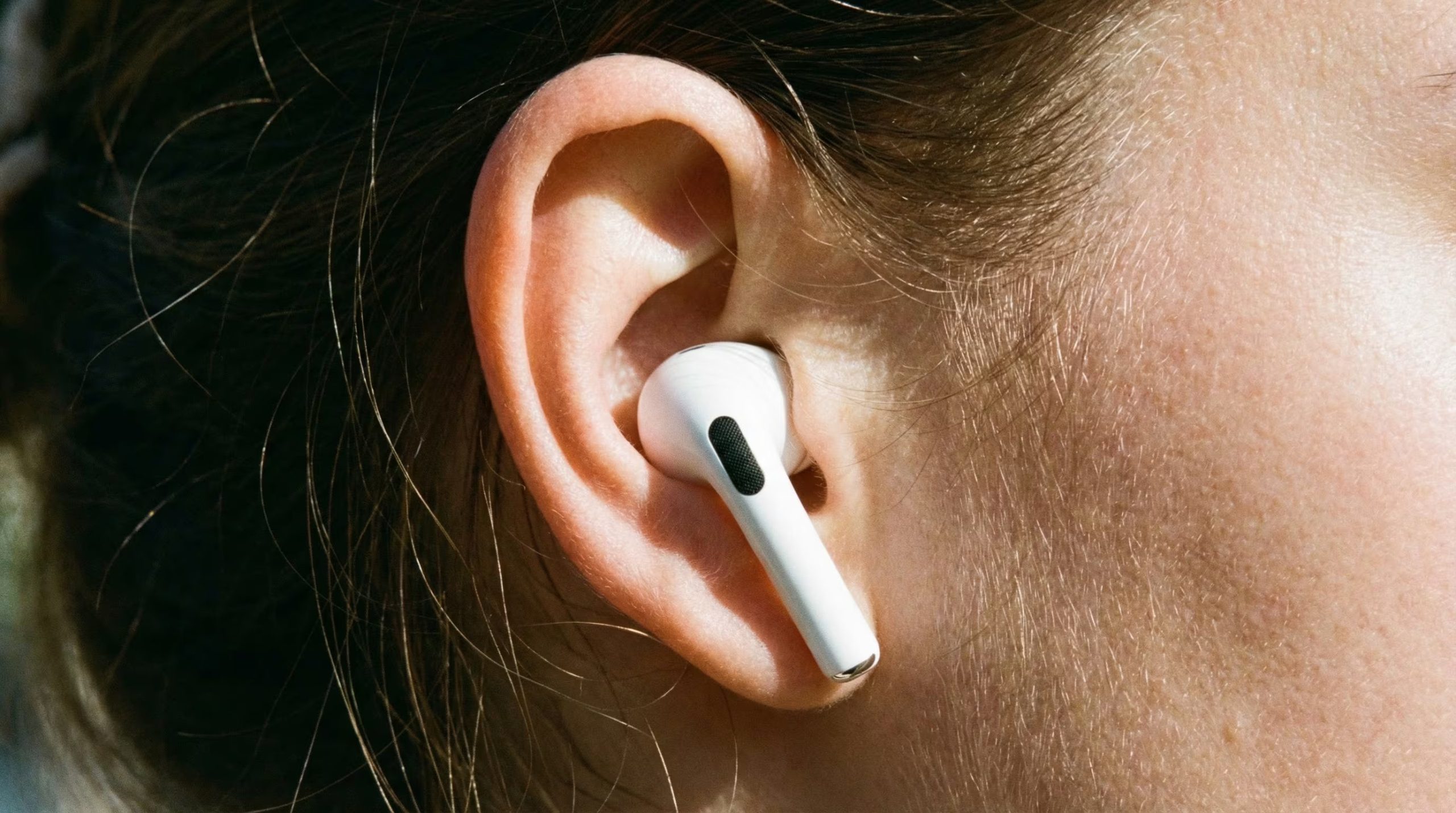Los AirPods falsos usan números de serie reales y empaques casi idénticos, lo que dificulta su detección incluso con herramientas de Apple. (Imagen Ilustrativa Infobae)