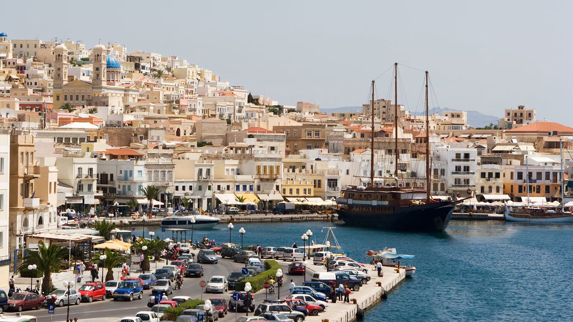 El puerto de Ermoupoli, en la isla de Syros. (Getty)