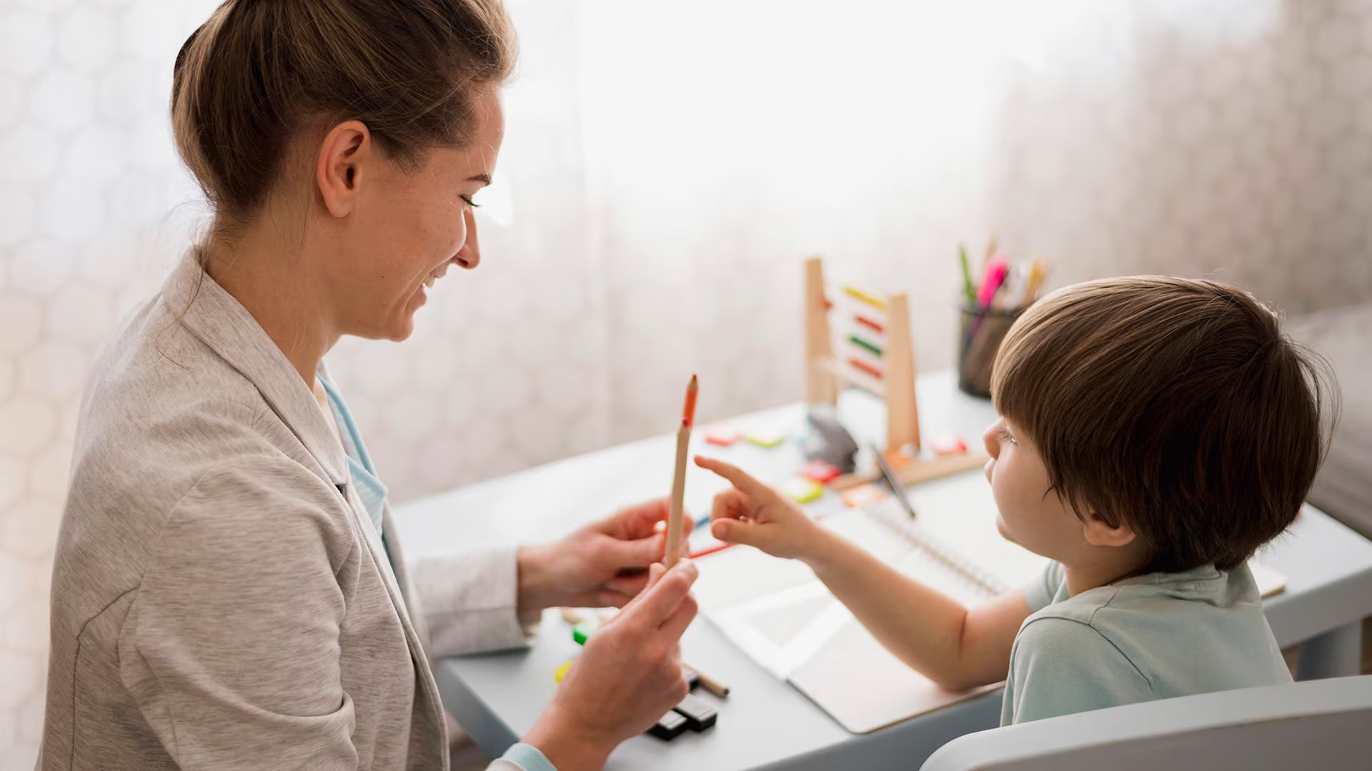 Para las familias, cada salida requiere una logística invisible: prever horarios, identificar lugares amigables y anticipar imprevistos 