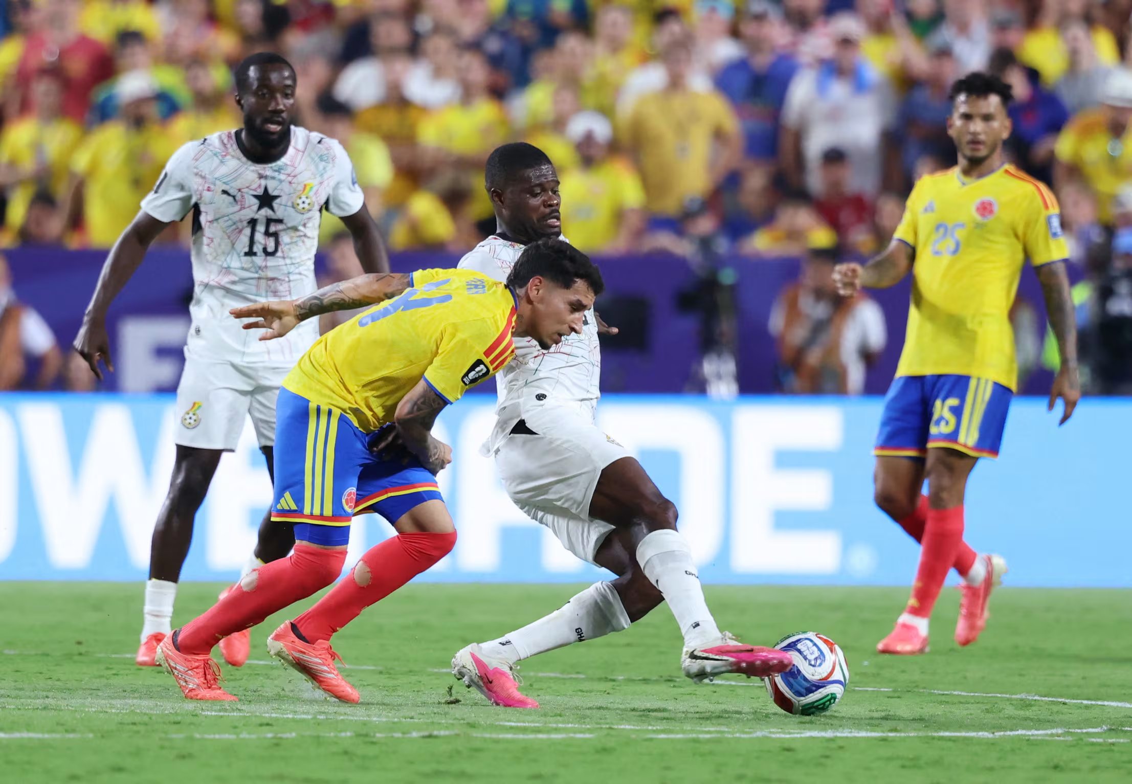 Gustavo Puerta disputa un balón con Thomas Partey (IMAGN IMAGES via Reuters/Kylie Graham)