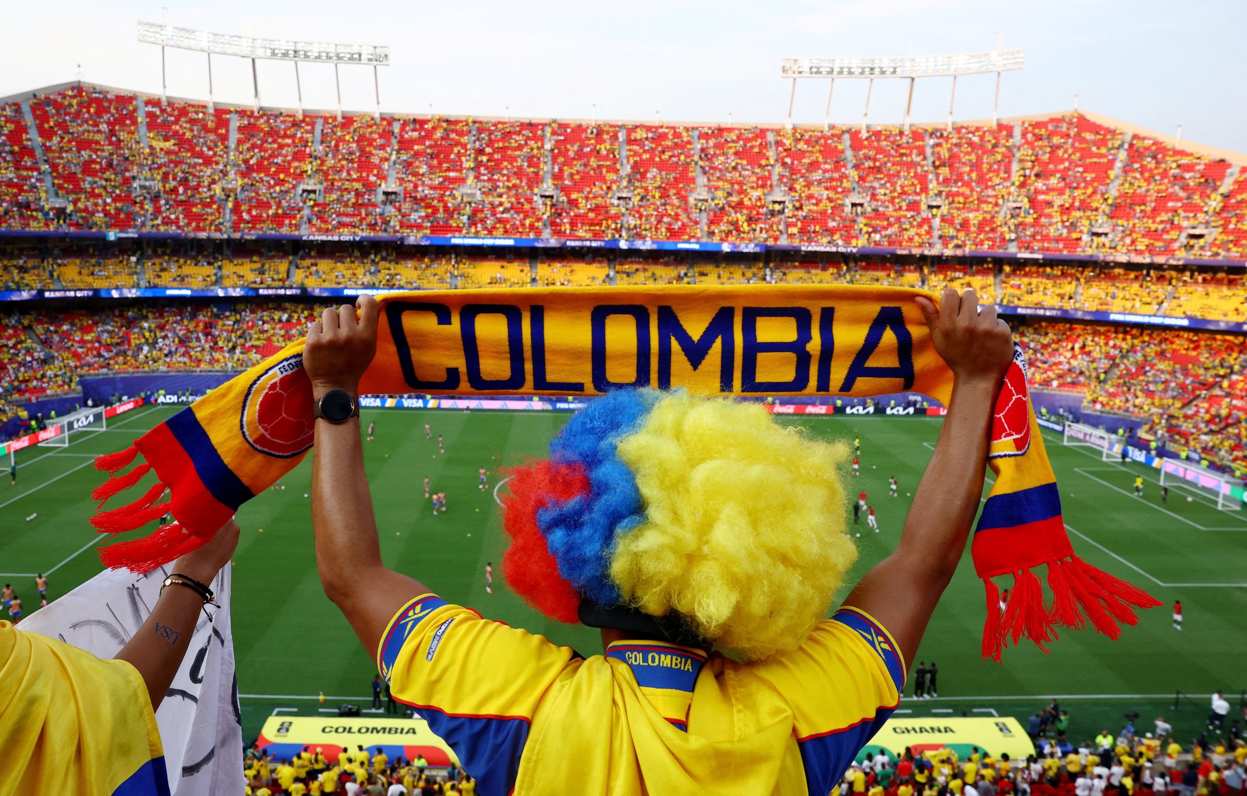 Fútbol - Copa Mundial de la FIFA 2026 - Dieciseisavos de final - Colombia vs Ghana - Estadio Kansas City, Kansas City, Misuri, EEUU - 3 de julio de 2026. Un hincha colombiano sostiene una bufanda en el interior del estadio antes del partido. REUTERS/Claudia Greco
