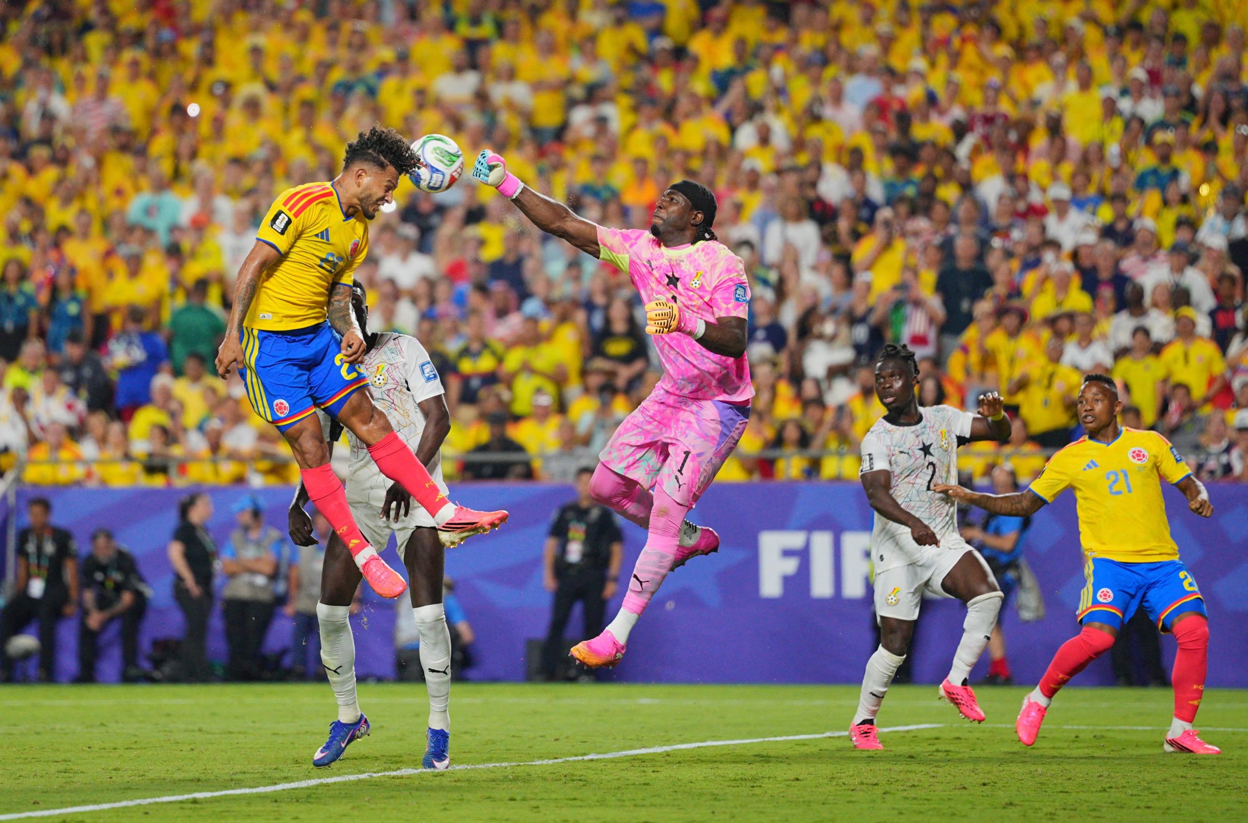 Fútbol - Copa Mundial de la FIFA 2026 - Dieciseisavos de final - Colombia vs Ghana - Estadio Kansas City, Kansas City, Misuri, EEUU - 3 de julio de 2026. Lawrence Ati-Zigi, de Ghana, en acción junto a Luis Suárez, de Colombia. IMAGN IMAGES vía Reuters/Jay Biggerstaff