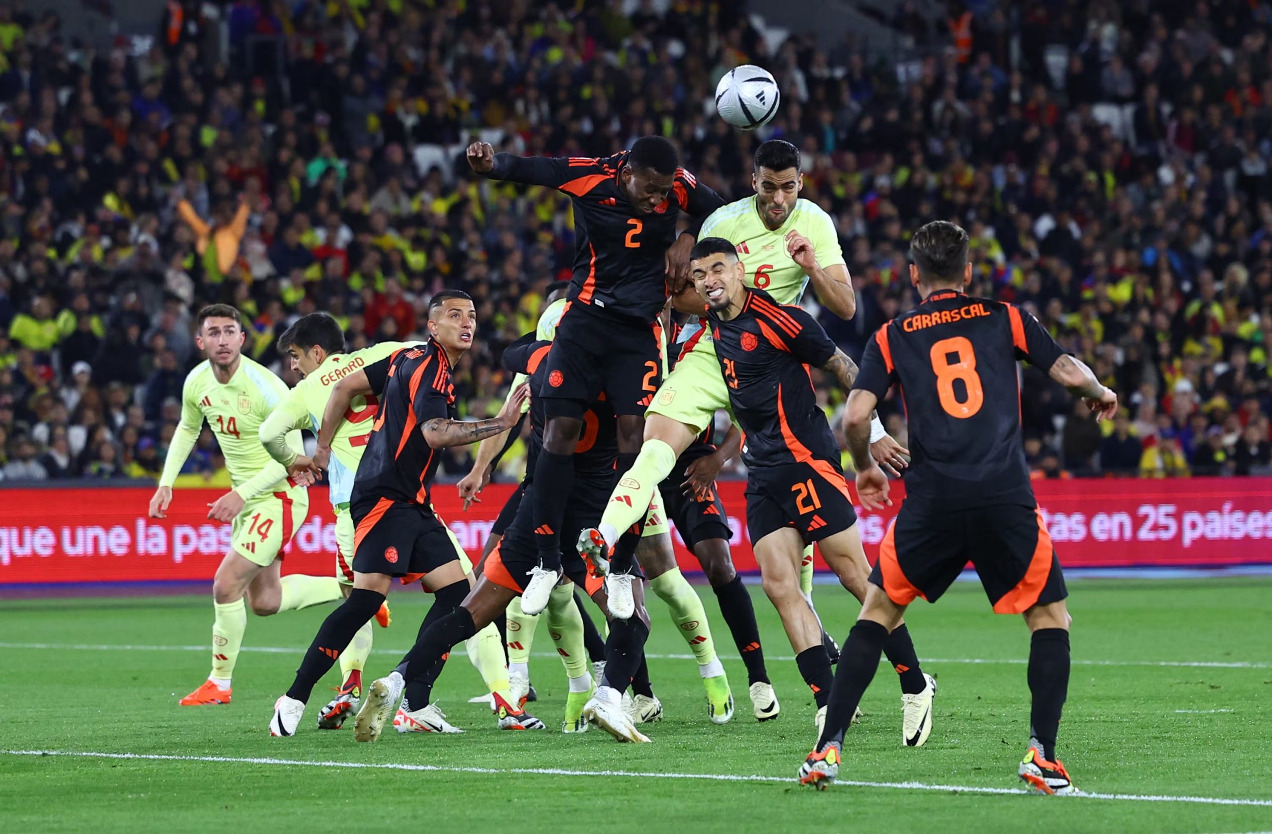 Daniel Muñoz, Carlos Cuesta Cuesta en la disputa de una pelota con el volante Mikel Merino-crédito Hannah Mckay/REUTERS