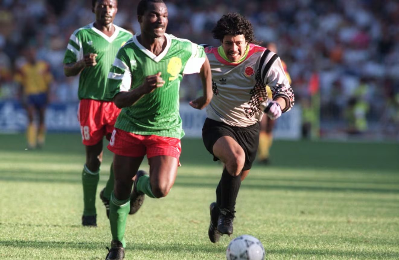 Este fue el momento cuando Roger Milla le robó el balón a René Higuita para el gol de Camerún ante Colombia, en octavos del Mundial de Italia 1990 - crédito AFP