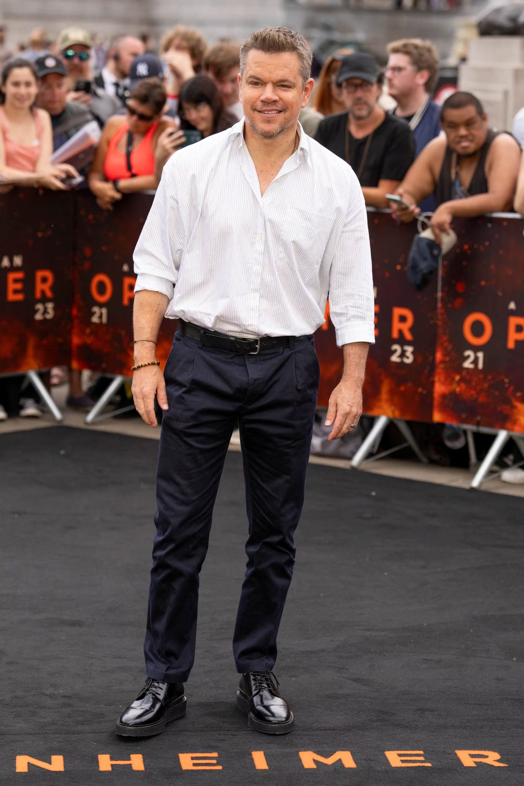 Camisa blanca remangada con pantalón azul marino y pulsera de cuentas, un registro distendido y personal en la premiere de “Oppenheimer” (REUTERS/Maja Smiejkowska)