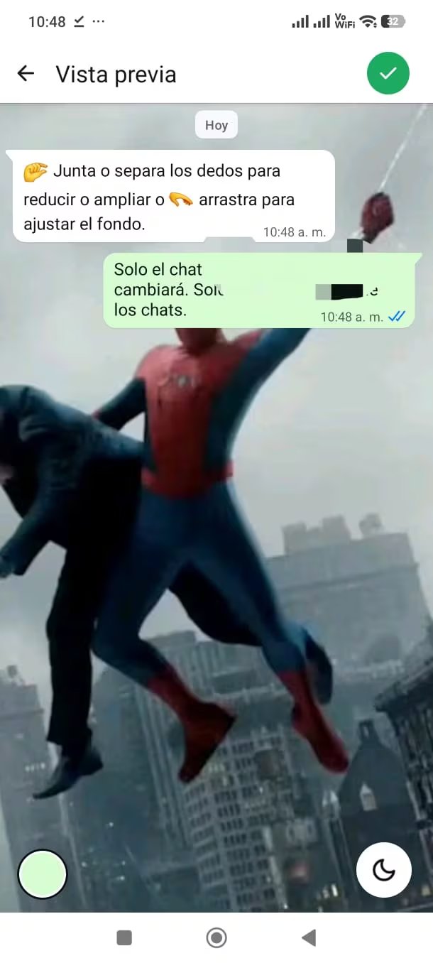 Spider-Man, un personaje de Marvel Studios, lleva a una persona con traje oscuro sobre una ciudad mientras ejecuta un movimiento acrobático. (Foto: WhatsApp)