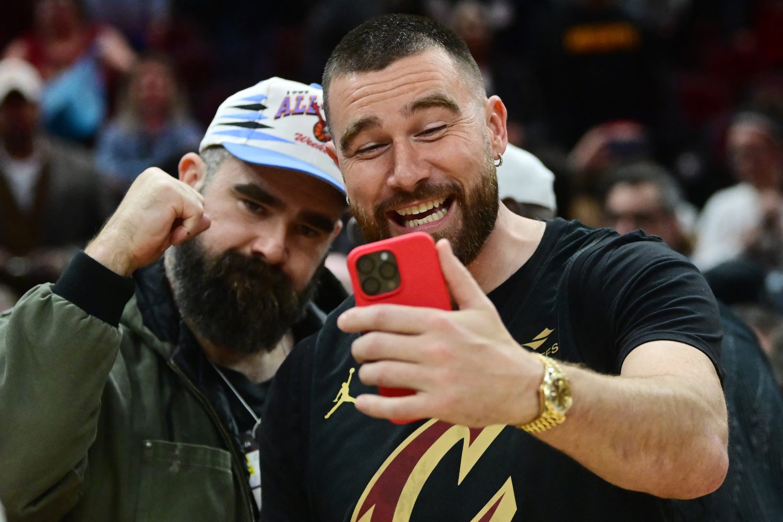 Jason Kelce fue padrino en la boda de Travis Kelce y Taylor Swift, y sus cuatro hijas participaron como niñas de las flores.
 - Ken Blaze-USA TODAY Sports