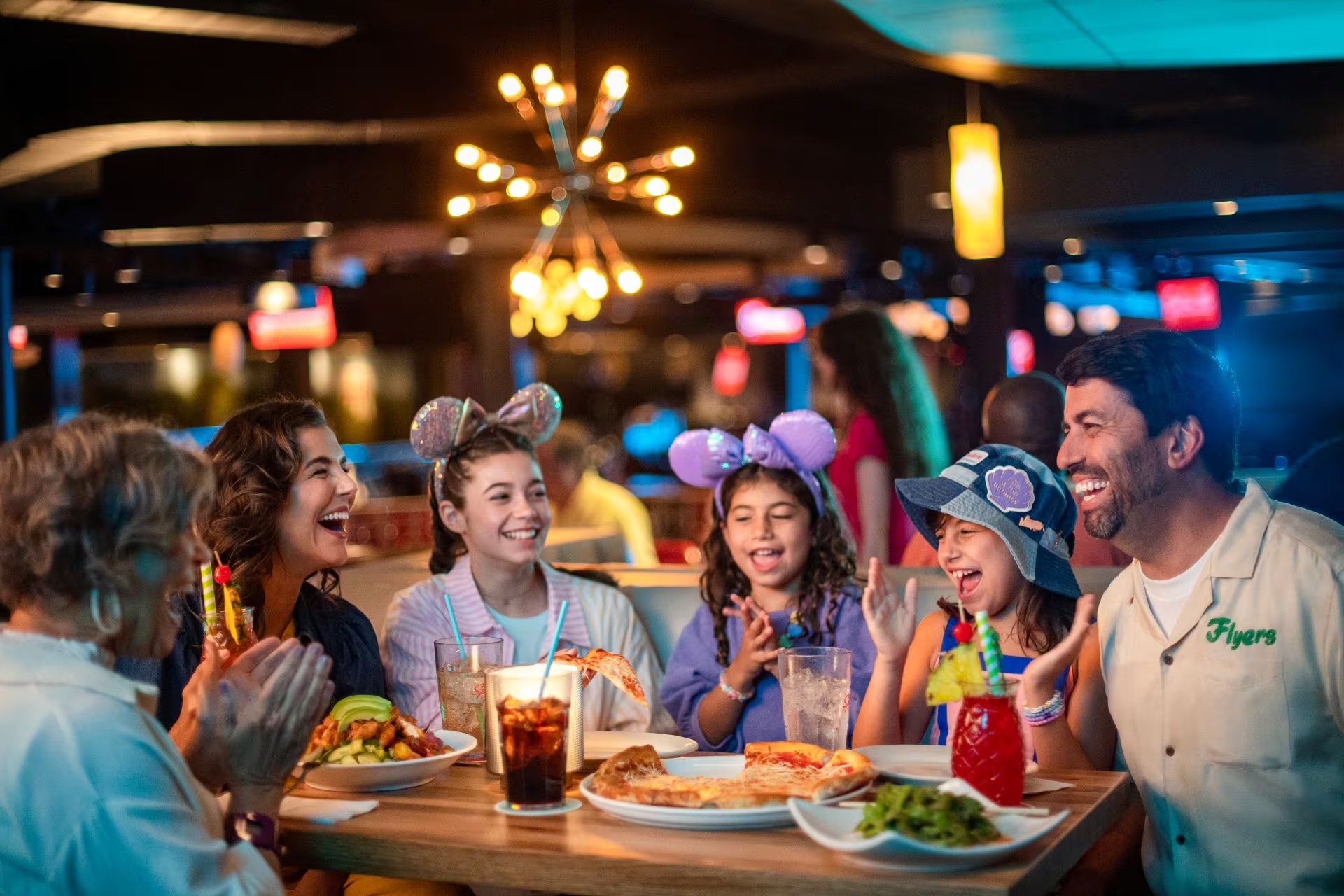 Cenas temáticas y felicitaciones sorpresa potencian la celebración en Disney World. (Cortesía © 2025 Disney. Todos los derechos reservados.)