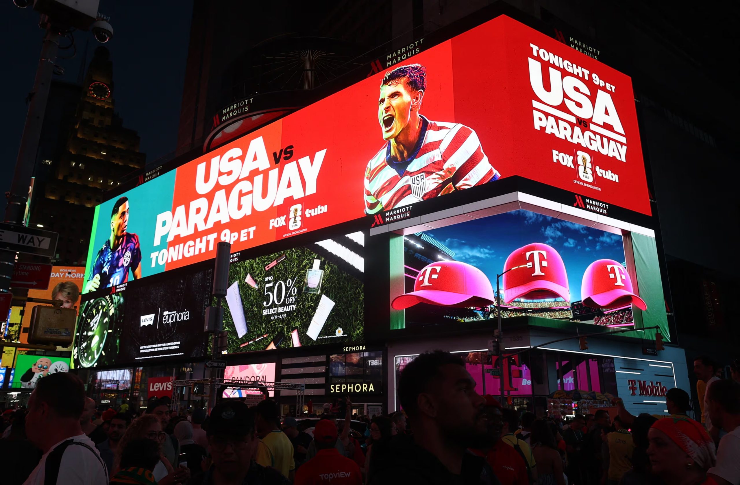 Las autoridades de Nueva York estimaron más de 50.000 personas en la proyección del partido decisivo (IMAGN IMAGES via Reuters/Vincent Carchietta)