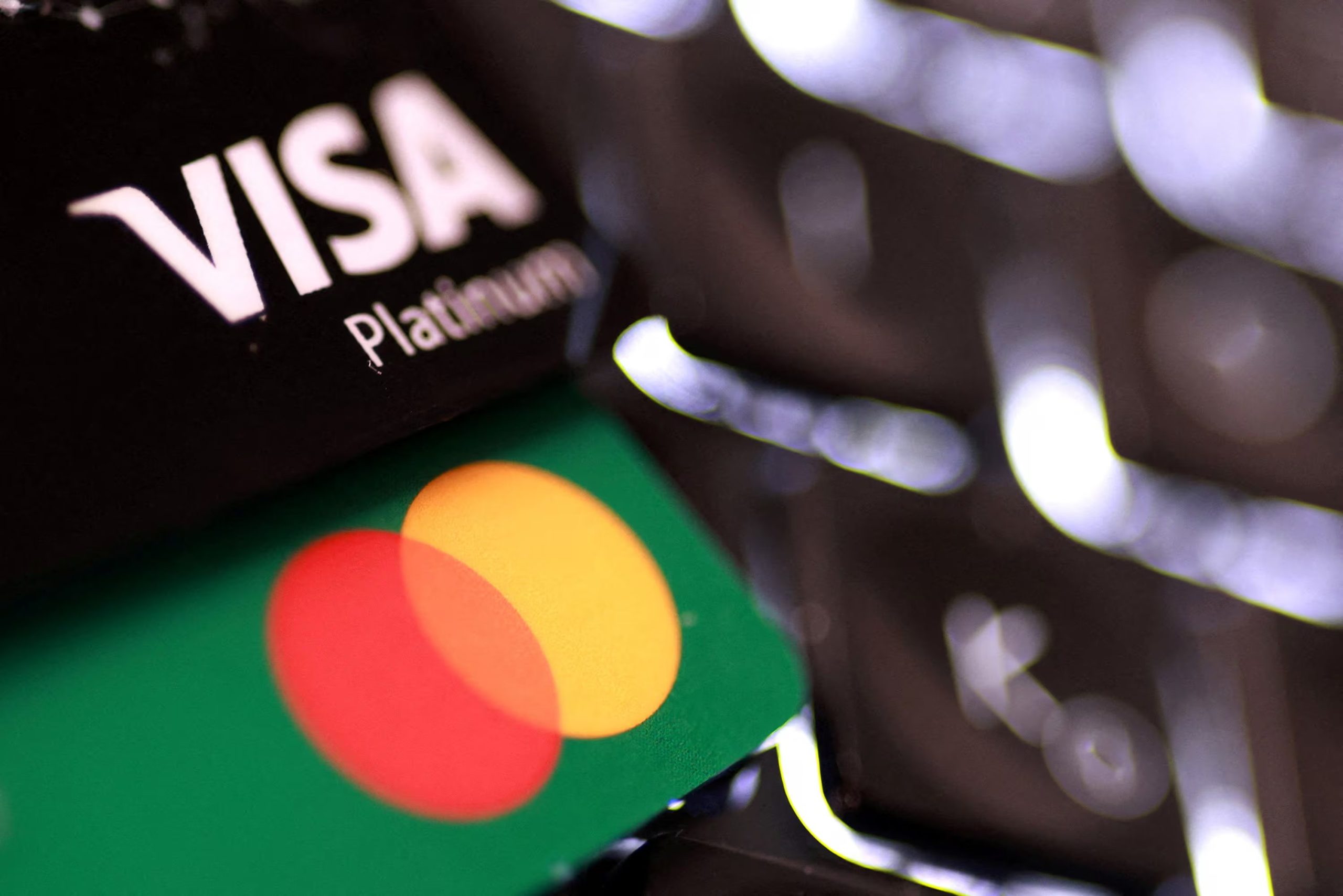 Las empresas globales que ya conocemos como Visa o Mastercard prestan su marca y su red de telecomunicaciones para que la tarjeta funcione en cualquier lugar del mundo. (Reuters)
