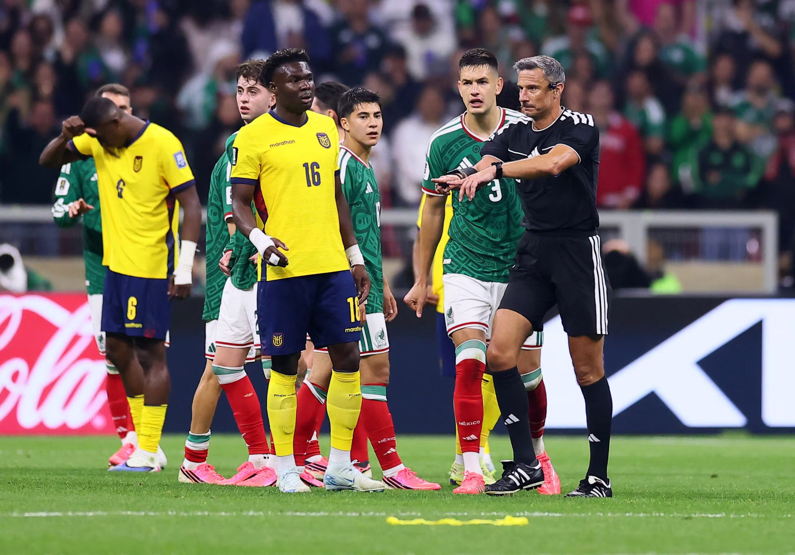 El esloveno en México-Ecuador durante la actual Copa del Mundo (Foto REUTERS/Eloisa Sanchez)