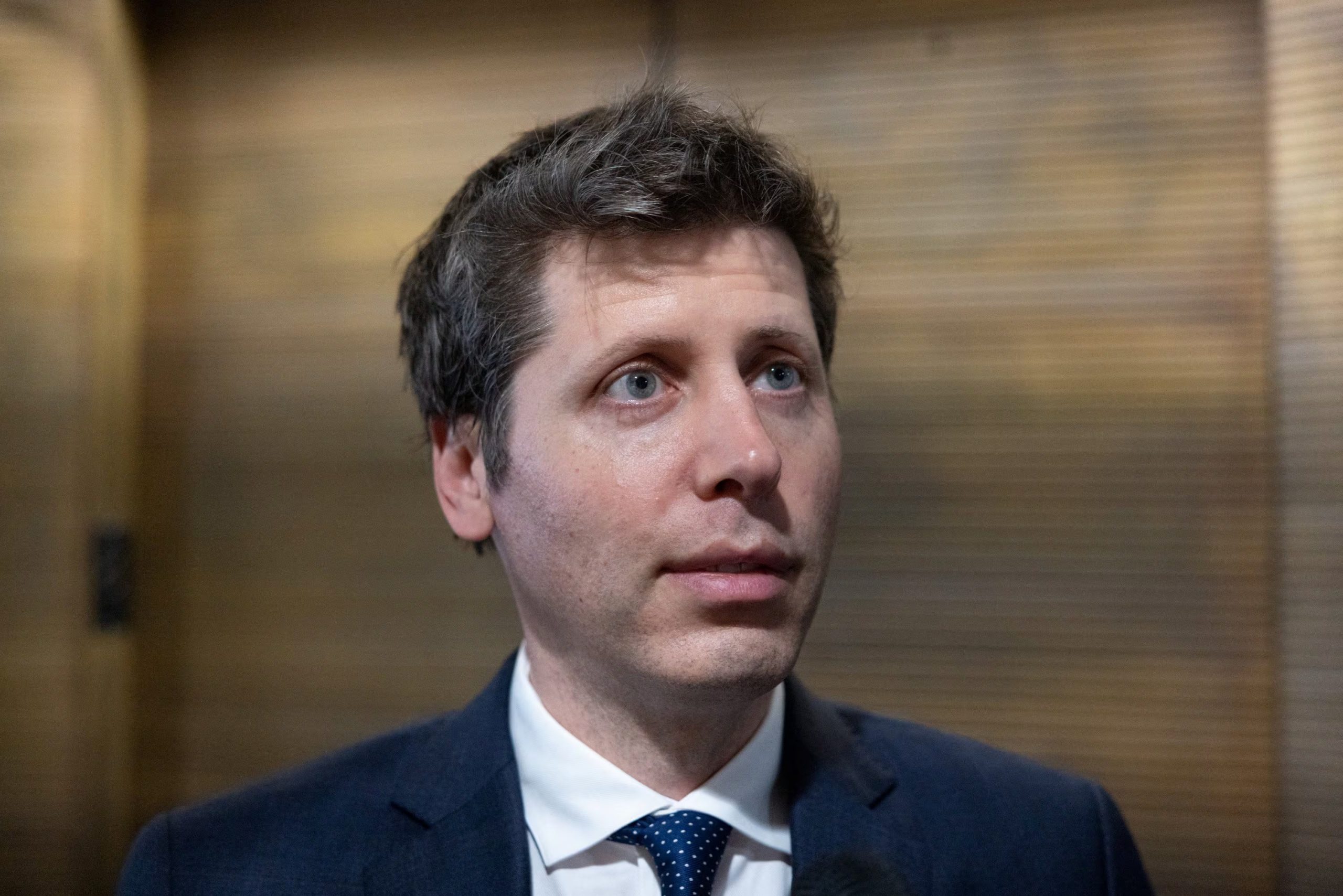 Sam Altman, director ejecutivo de OpenAI, justificó el alto consumo energético de la inteligencia artificial comparándolo con el proceso de crianza y aprendizaje de un ser humano (REUTERS/Anna Rose Layden)