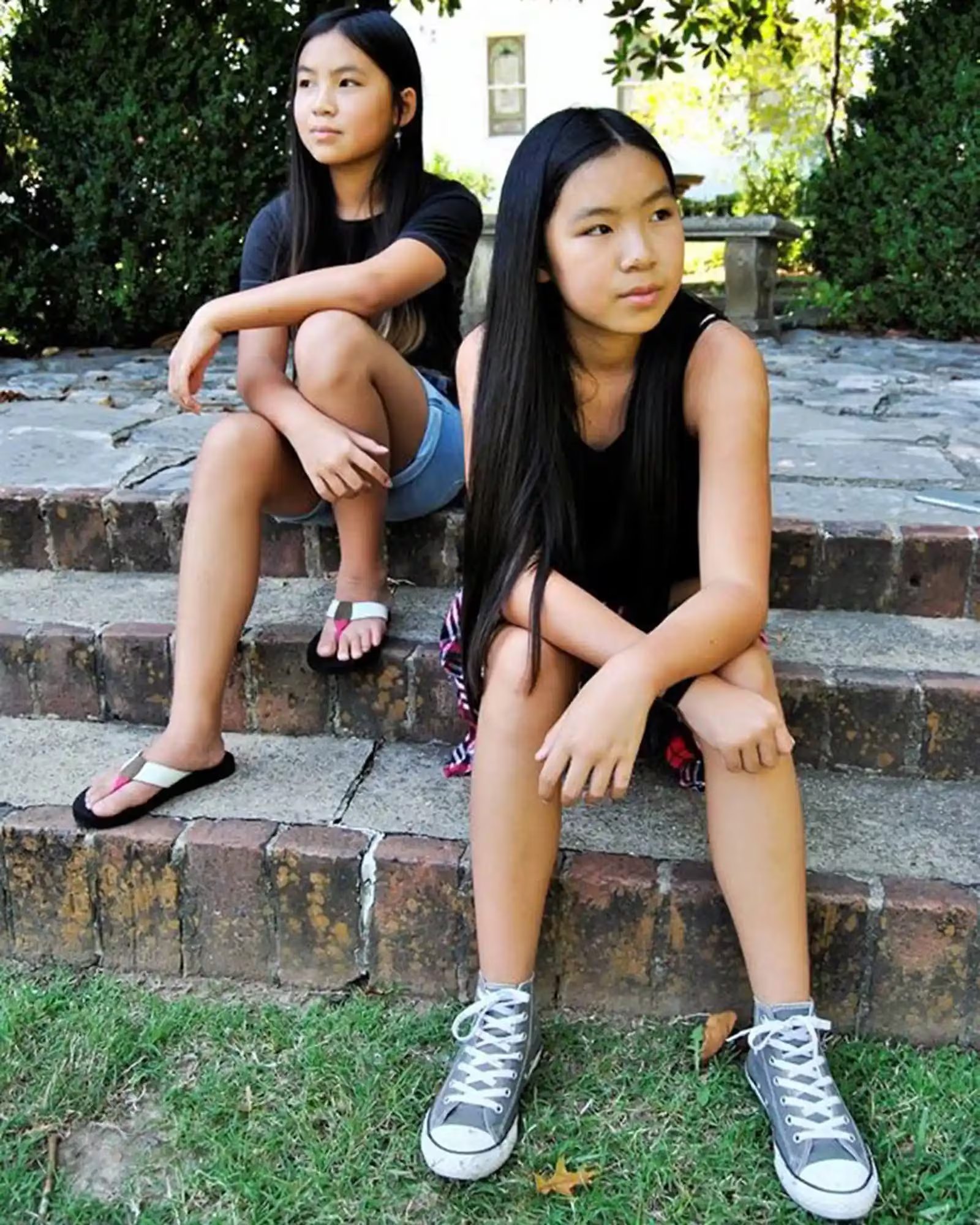 Las hermanas gemelas mantuvieron una relación cercana desde la infancia con videollamadas, visitas familiares y actividades compartidas a pesar de la distancia. (Fotos: PEOPLE/Olivia Coogle’s and Emaline Ricketts’ Families)