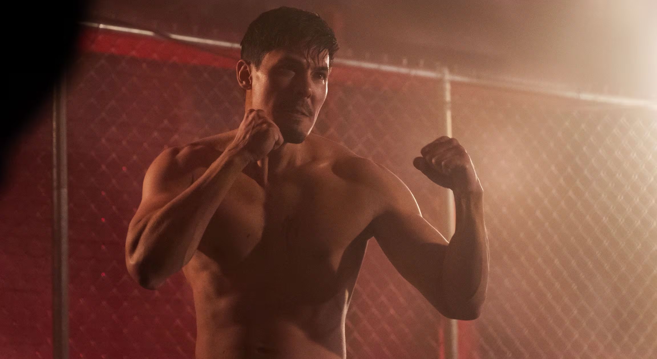 El actor combina artes marciales y ejercicios de fuerza, priorizando la funcionalidad y la destreza sobre la apariencia (Netflix)